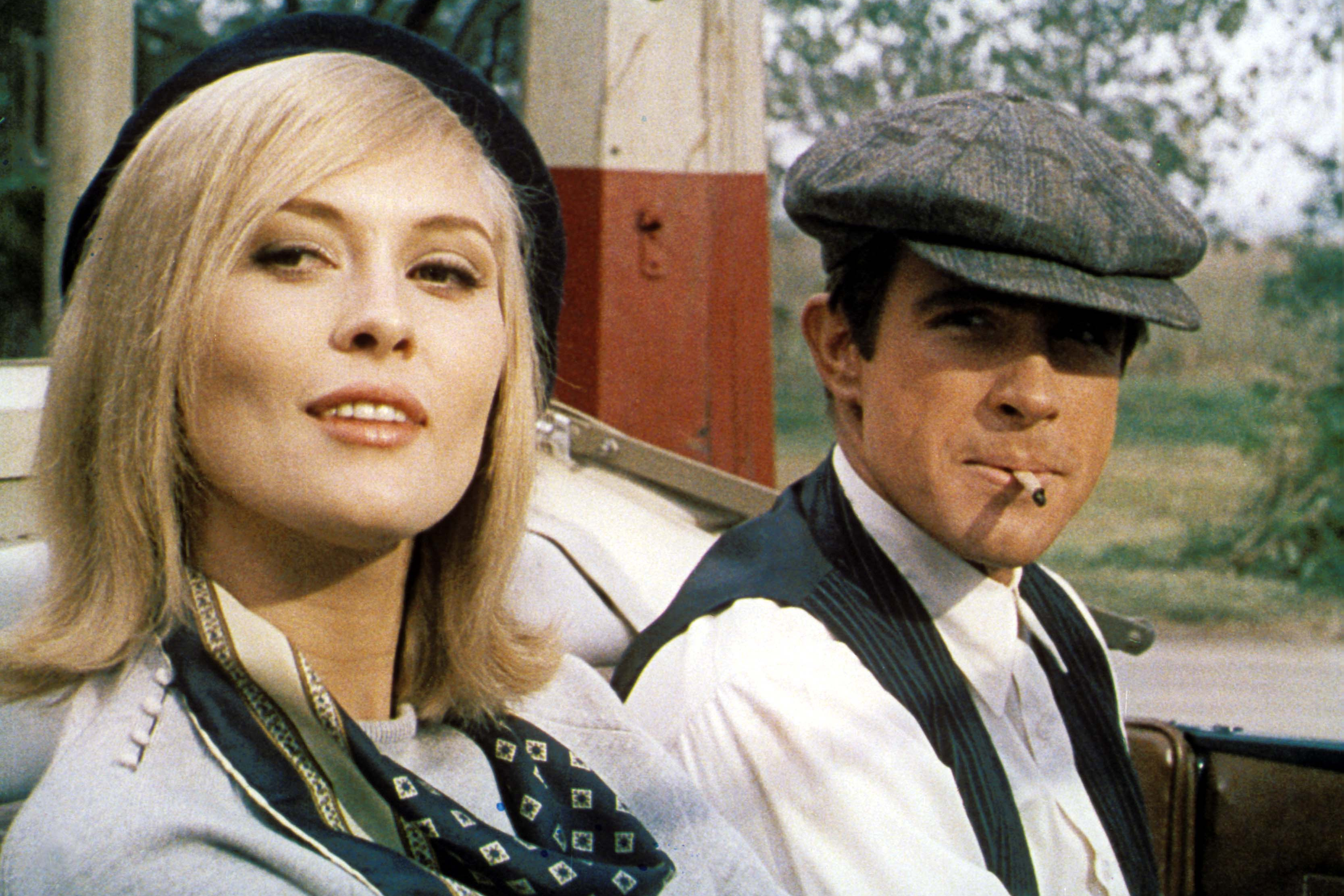 Faye Dunaway et Warren Beatty sont assis ensemble dans une voiture dans Bonnie and Clyde.