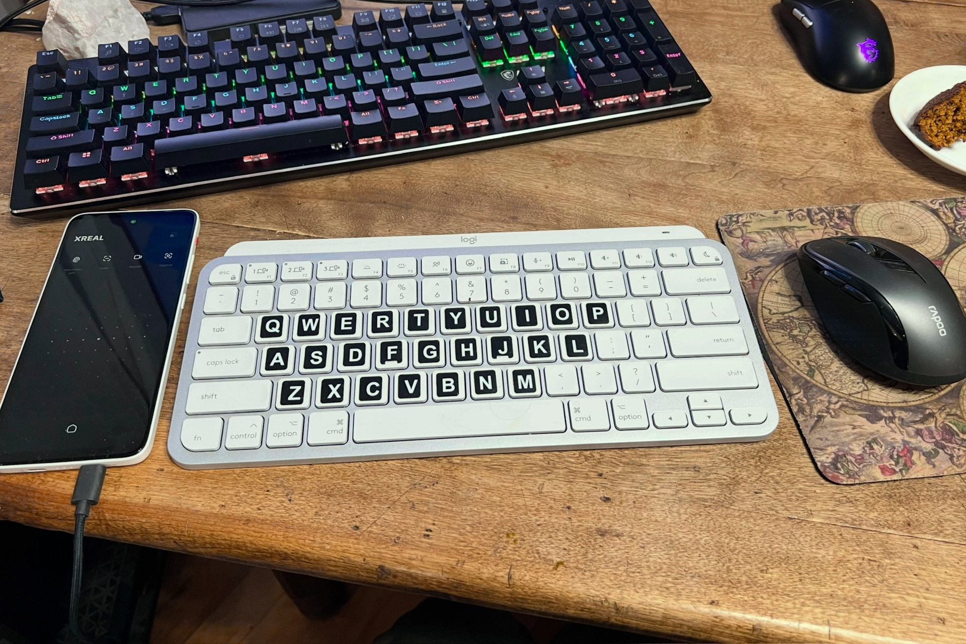 Für eine bessere Produktivität habe ich eine Bluetooth-Tastatur und -Maus mit dem Beam Pro von Xreal gekoppelt.