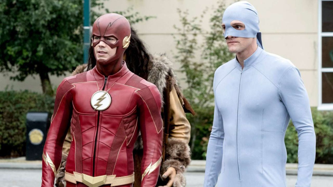 Grant Gustin e Hartley Sawyer como The Flash e Elongated Man estão na mesma direção em The Flash.