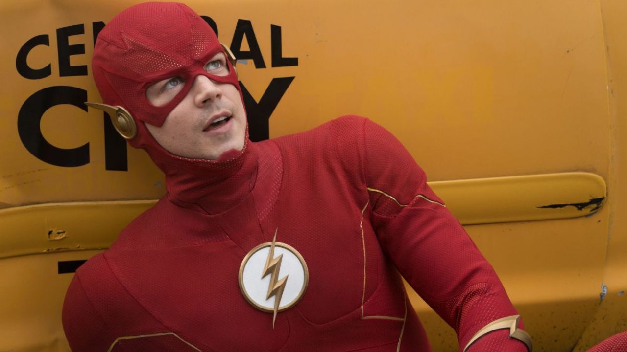 Grant Gustin como The Flash deitado no chão e olhando para cima em The Falsh.