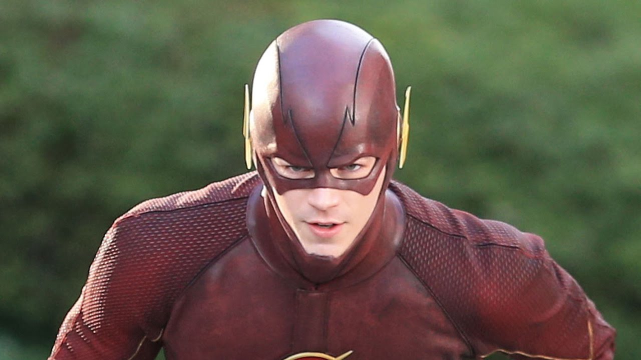 Grant Gustin como The Flash olhando para frente e se preparando para rodar em The Flash.