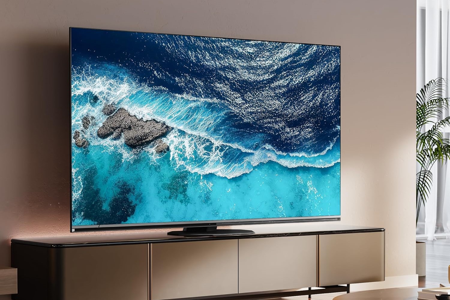 Un televisor mini-LED Hisense serie U8 de 65 pulgadas en una sala de estar.