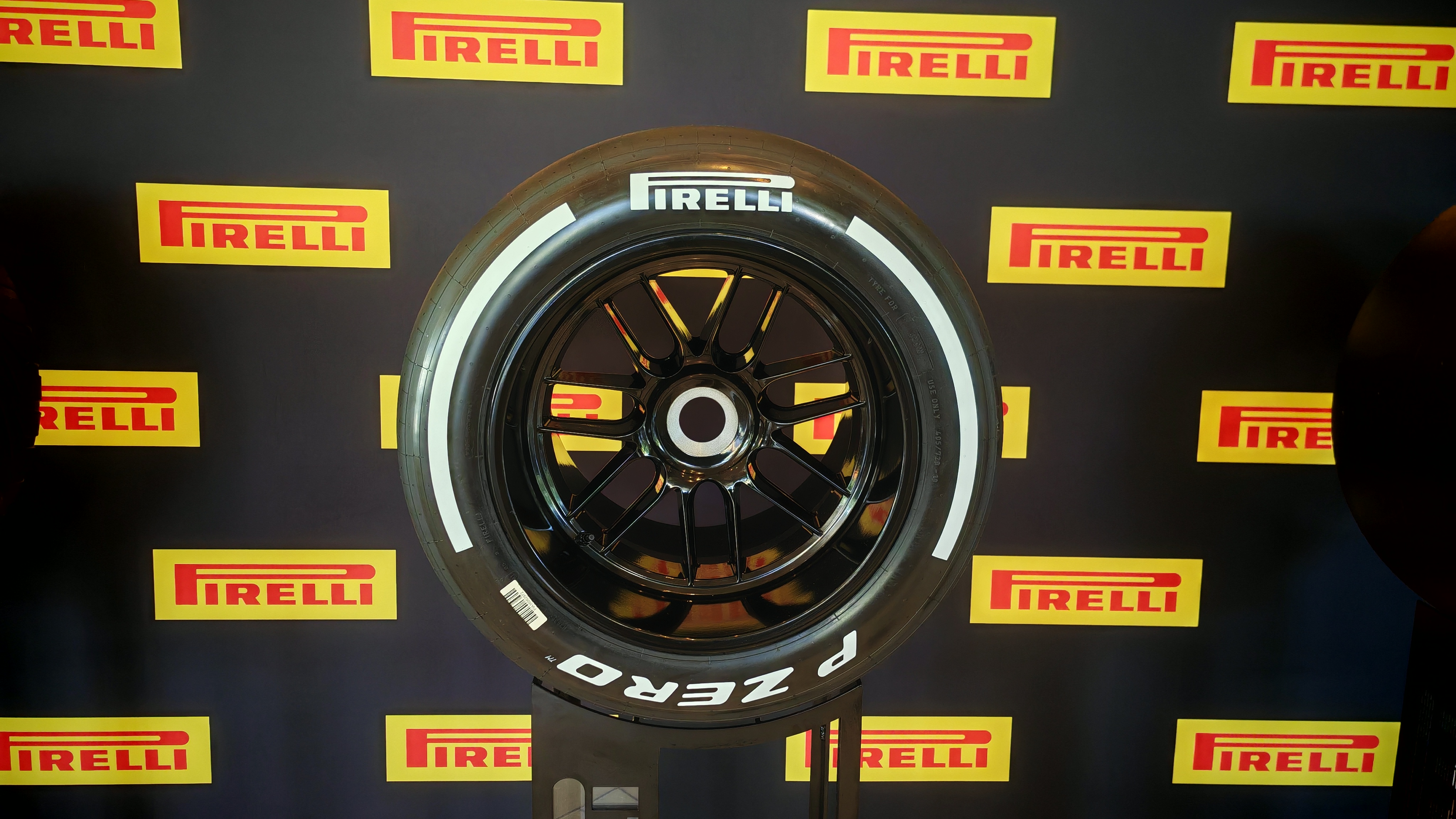 Шина Pirelli F1 с твердым составным окрасом