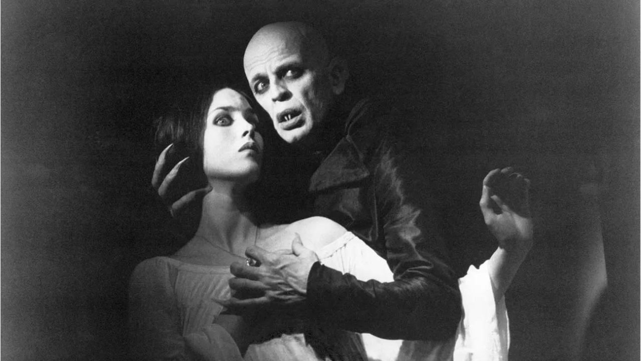 Isabelle Adjani y Klaus Kinski como Mina y Nosferatu abrazándose en "Nosferatu the Vampyre".