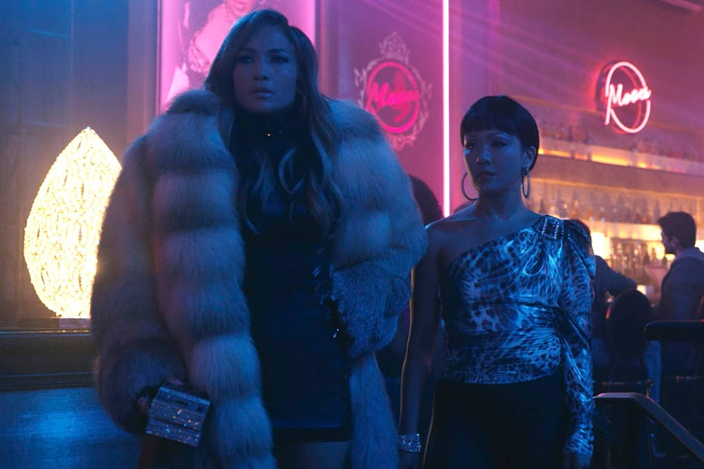 Jennifer Lopez et Constance Wu se tiennent ensemble dans un club à Hustlers.