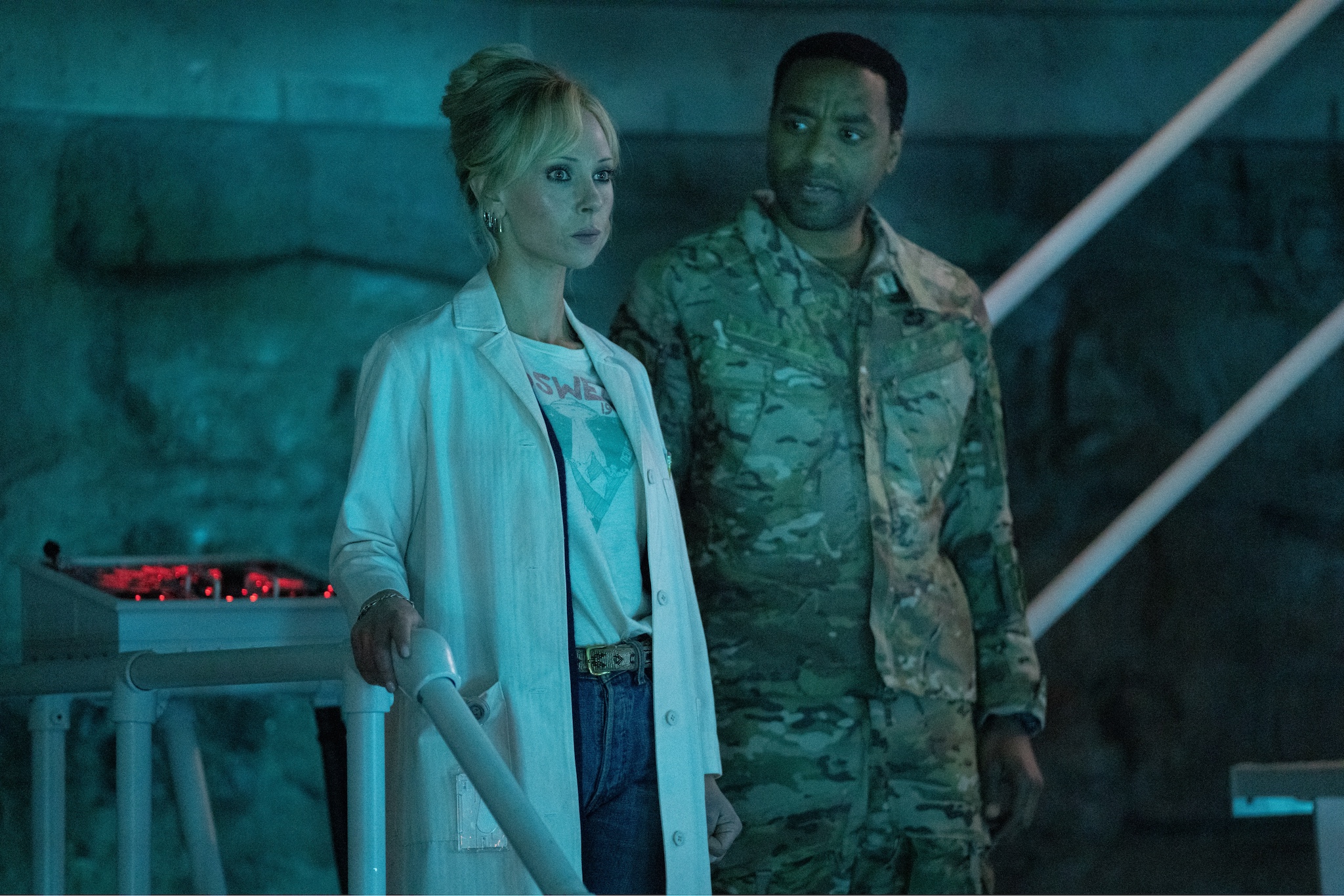 Juno Temple se encuentra junto a Chiwetel Ejiofor en Venom: The Last Dance.