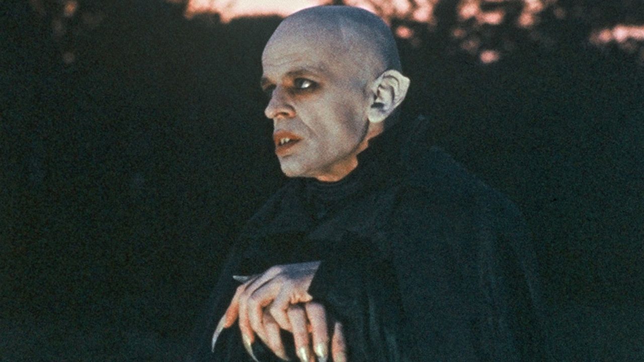 Klaus Kinski als Graf Dracula, der in „Nosferatu der Vampir“ in die Ferne blickt.