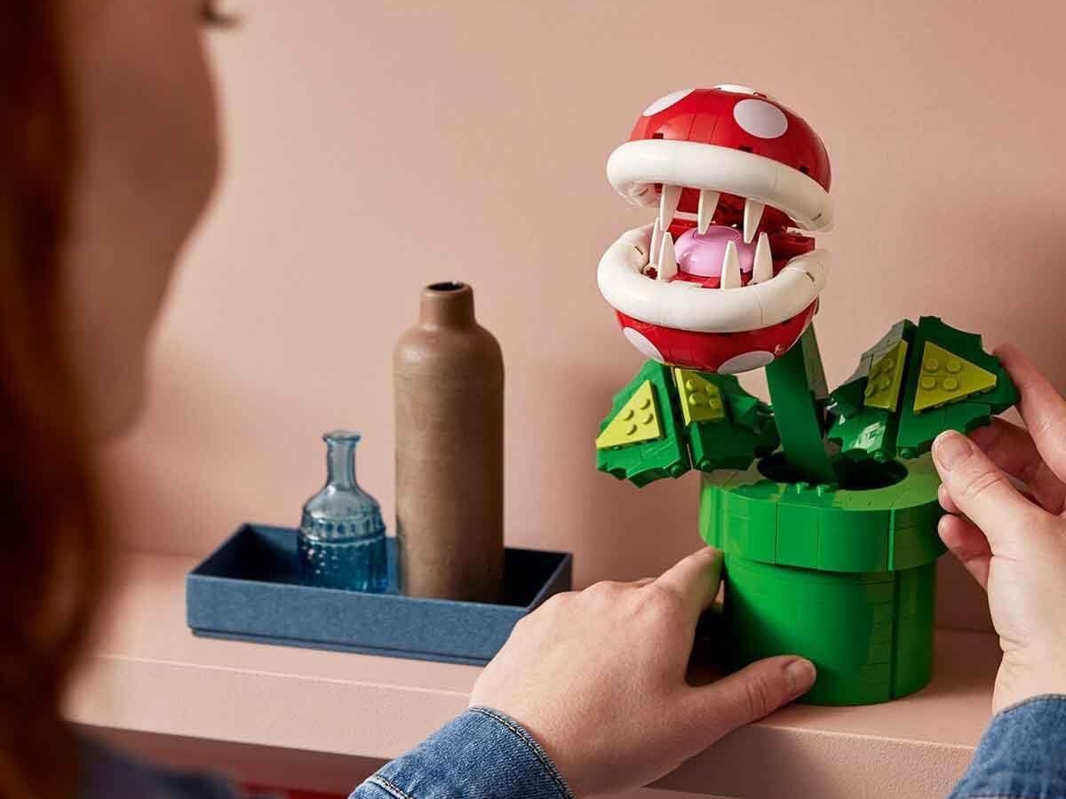 La plante Piranha LEGO Super Mario sur une étagère.