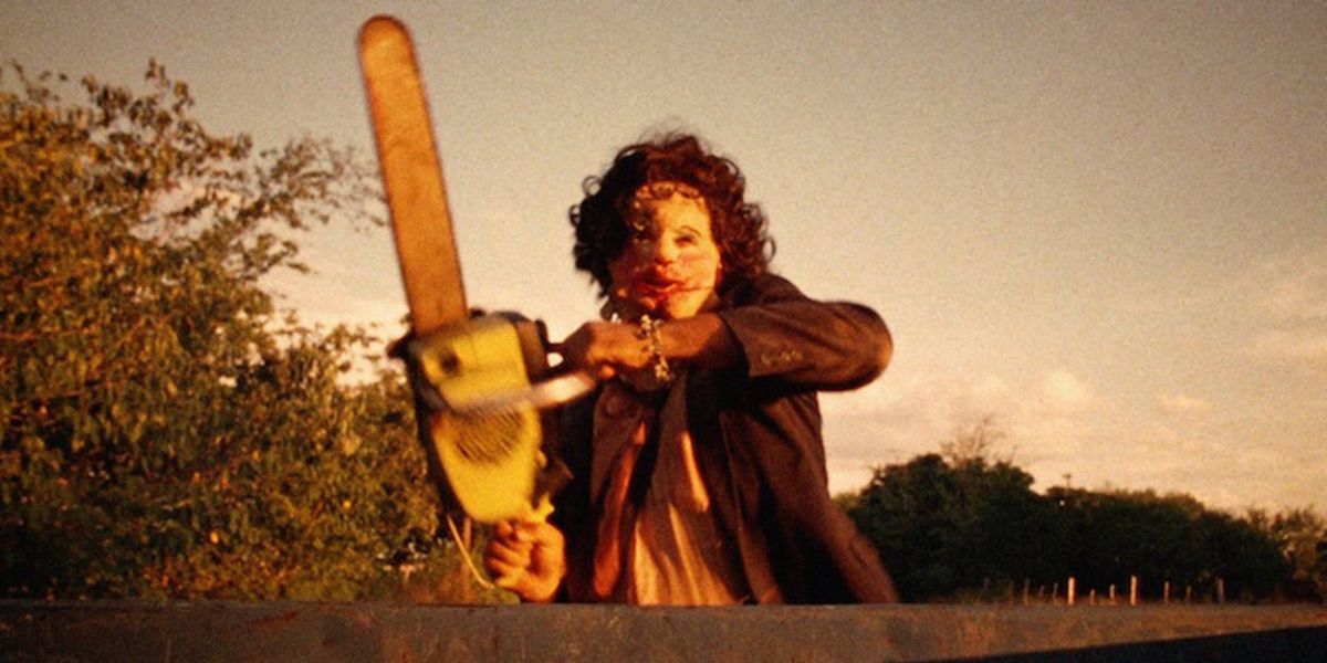 Leatherface runs with his chainsaw in The Texas Chain Saw massacre