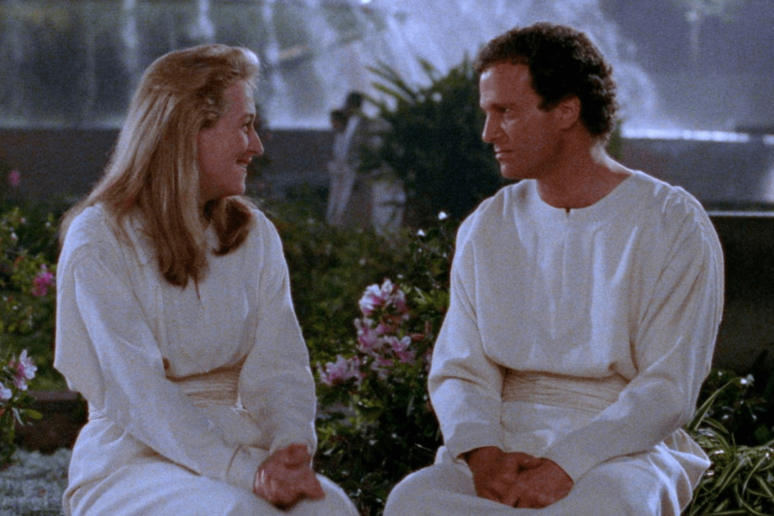 Meryl Streep und Albert Brooks sitzen in Defending Your Life zusammen.