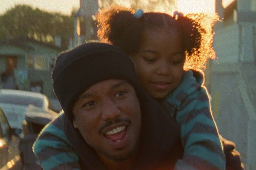 Michael B. Jordan porte une jeune fille sur son dos à Fruitvale Station.