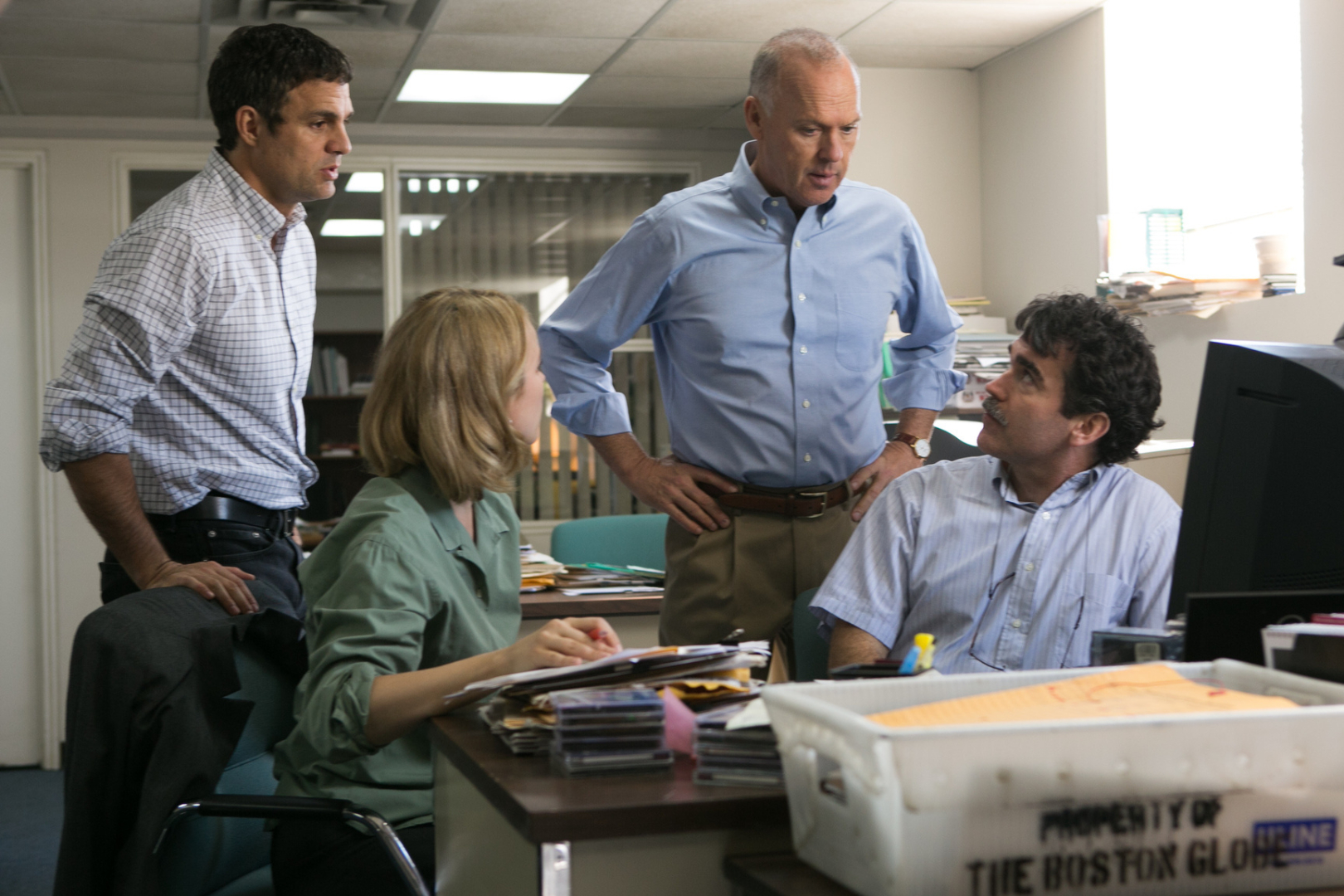 Michael Keaton se tient dans le bureau d'une salle de rédaction dans Spotlight.