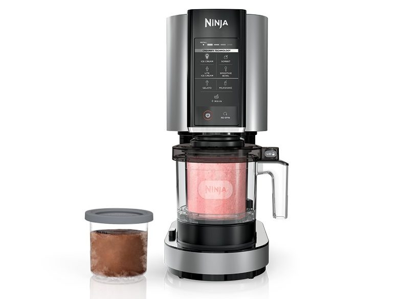 Máquina para hacer helados Ninja CREAMi con helado cerca en el mostrador Prime Big Deal Days