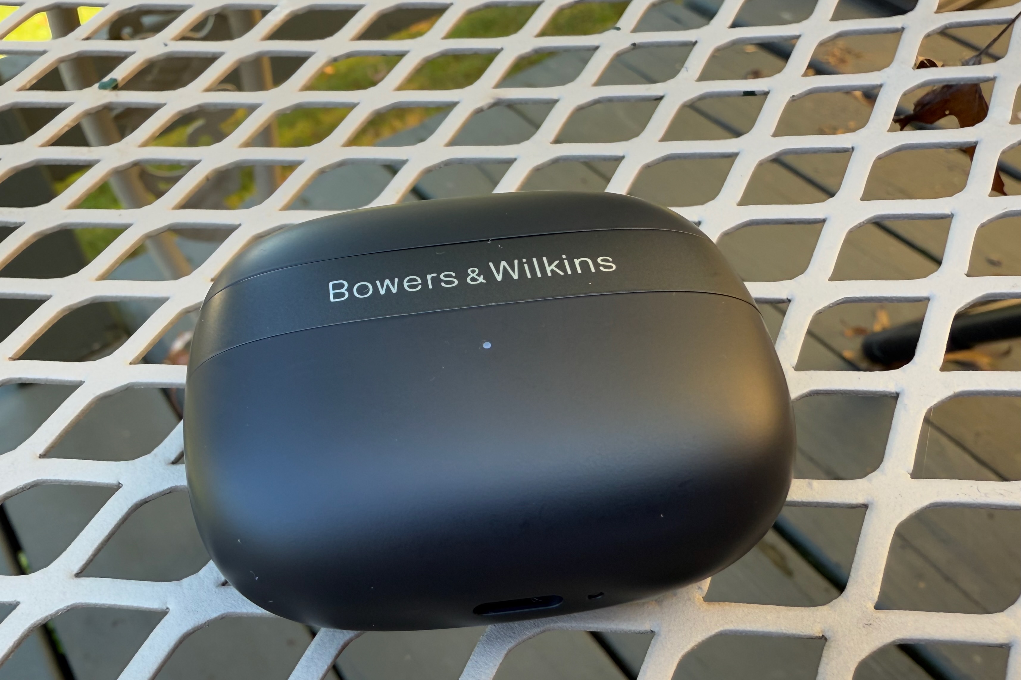 Bowers এবং Wilkins Pi8 ইয়ারবাডের জন্য বন্ধ চার্জিং কেস।