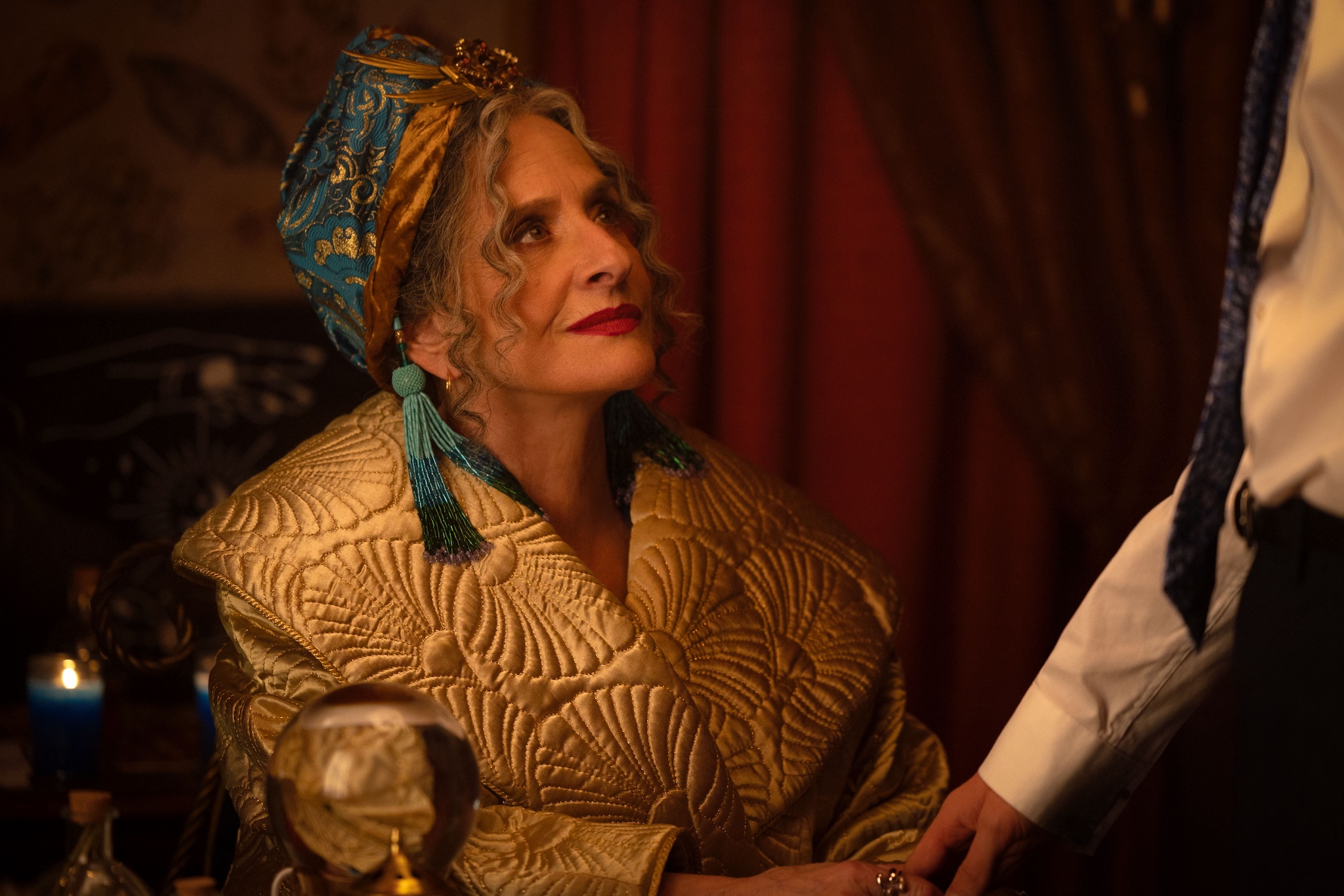 Patti LuPone levanta la vista en Agatha All Along.