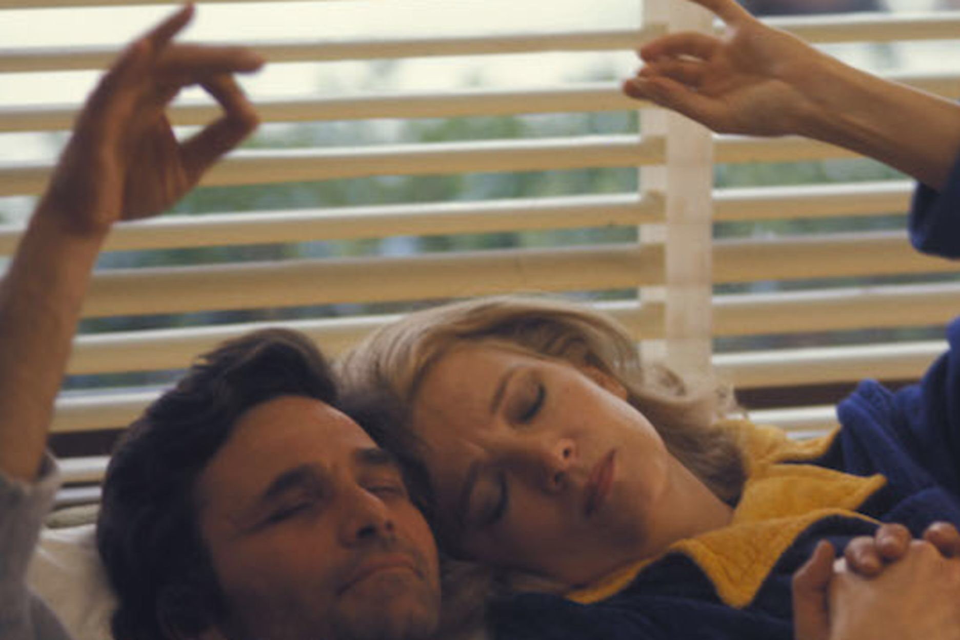 Peter Falk und Gena Rowlands liegen in A Woman Under the Influence nebeneinander.