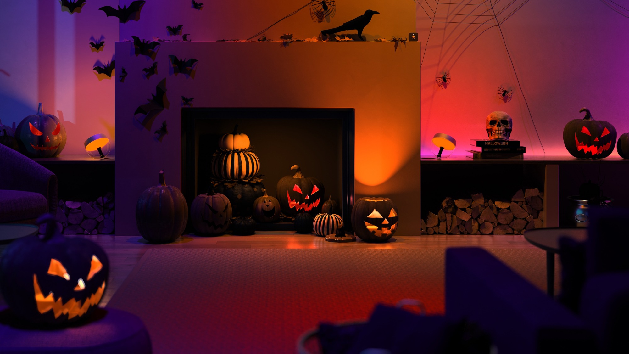 Une salle décorée pour Halloween.