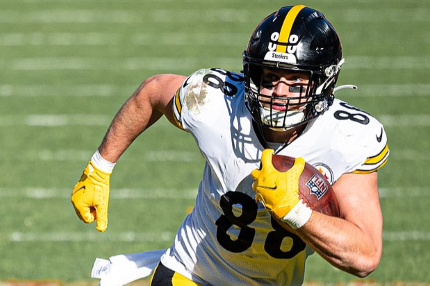 Ein Pittsburgh-Footballspieler hält einen Ball und rennt.