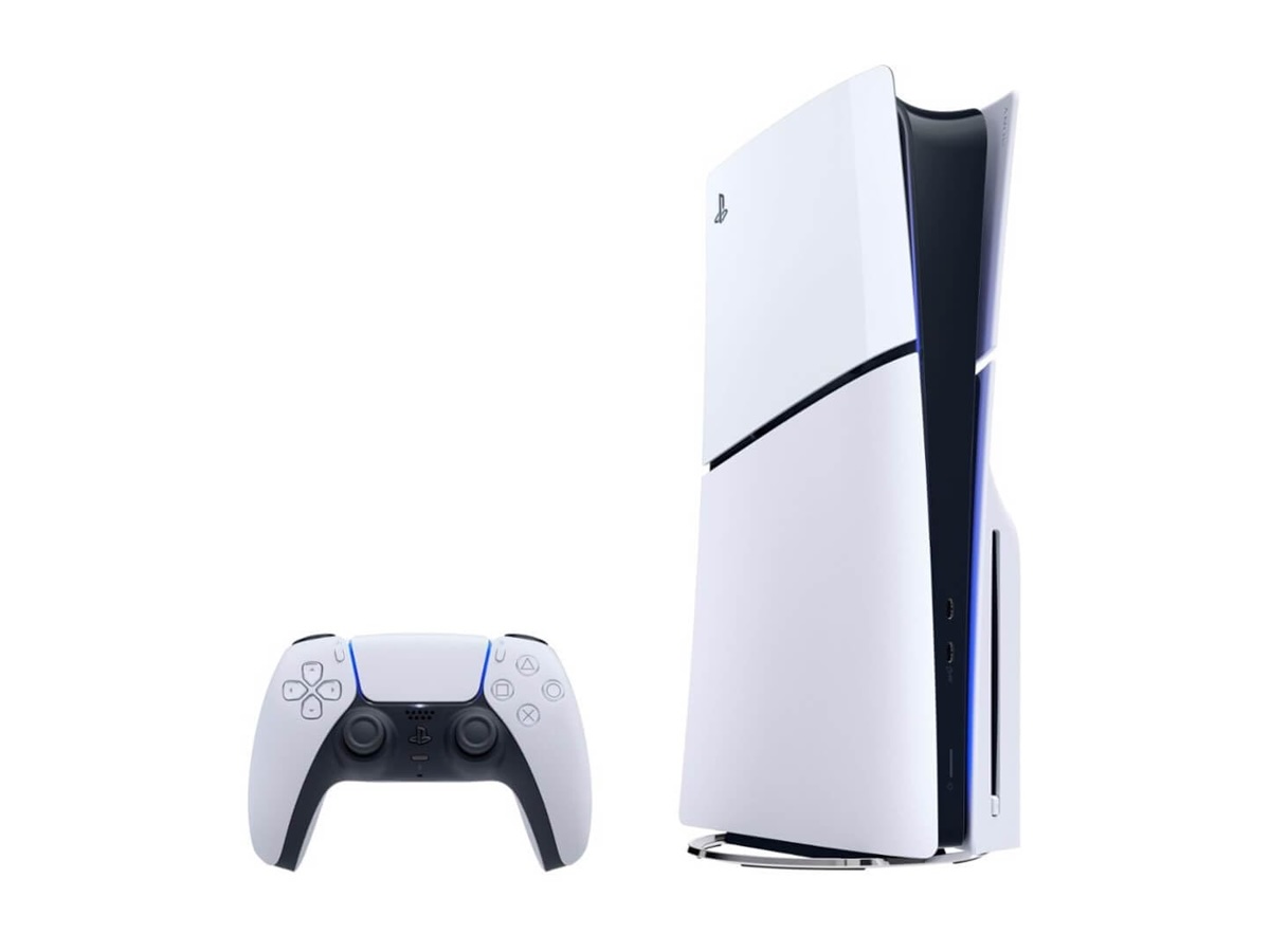 O console PlayStation 5 Slim e um controle sem fio contra um fundo branco.