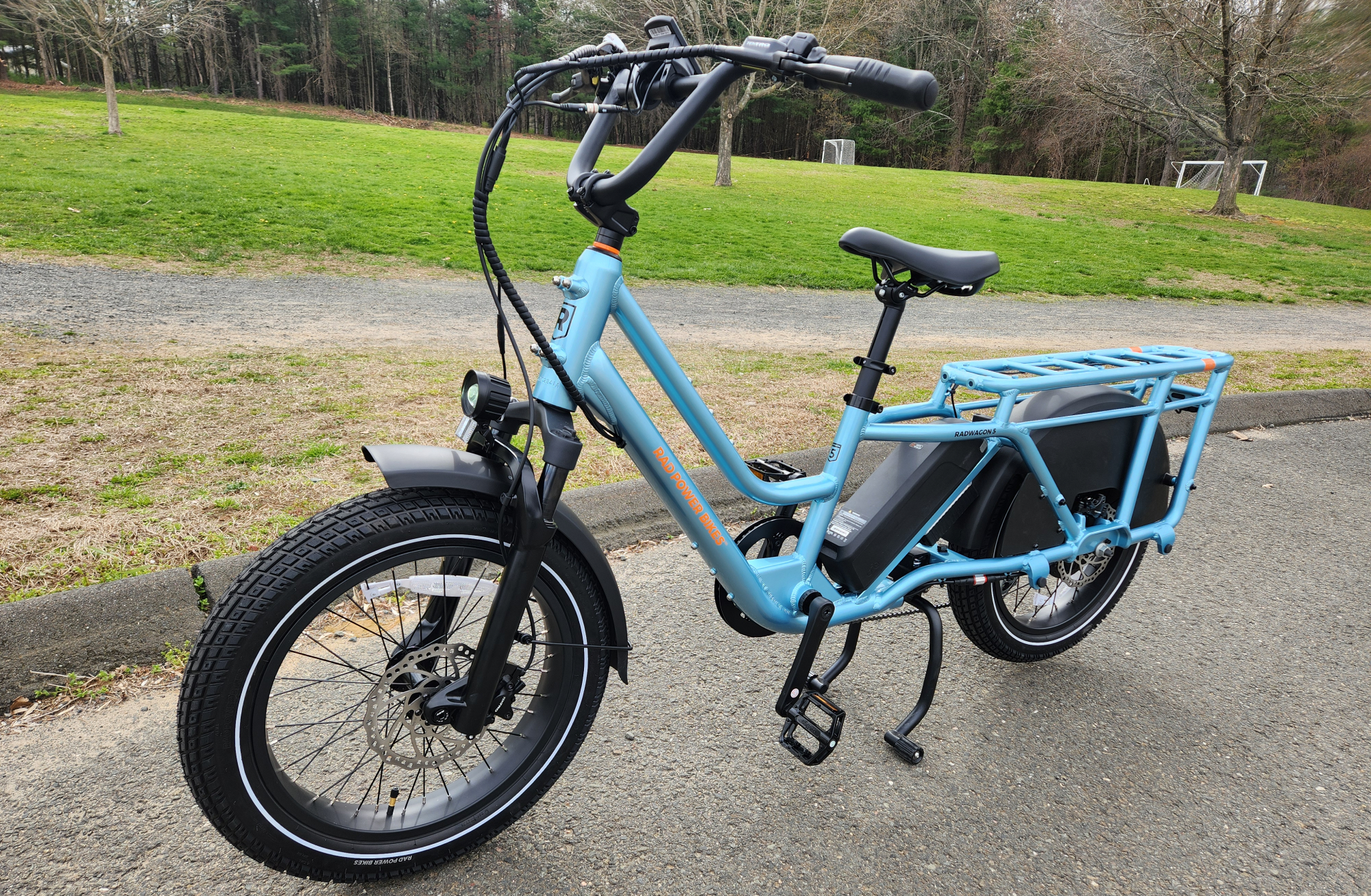 Rad Power Bikes Radwagon 5, вид спереди слева в три четверти.