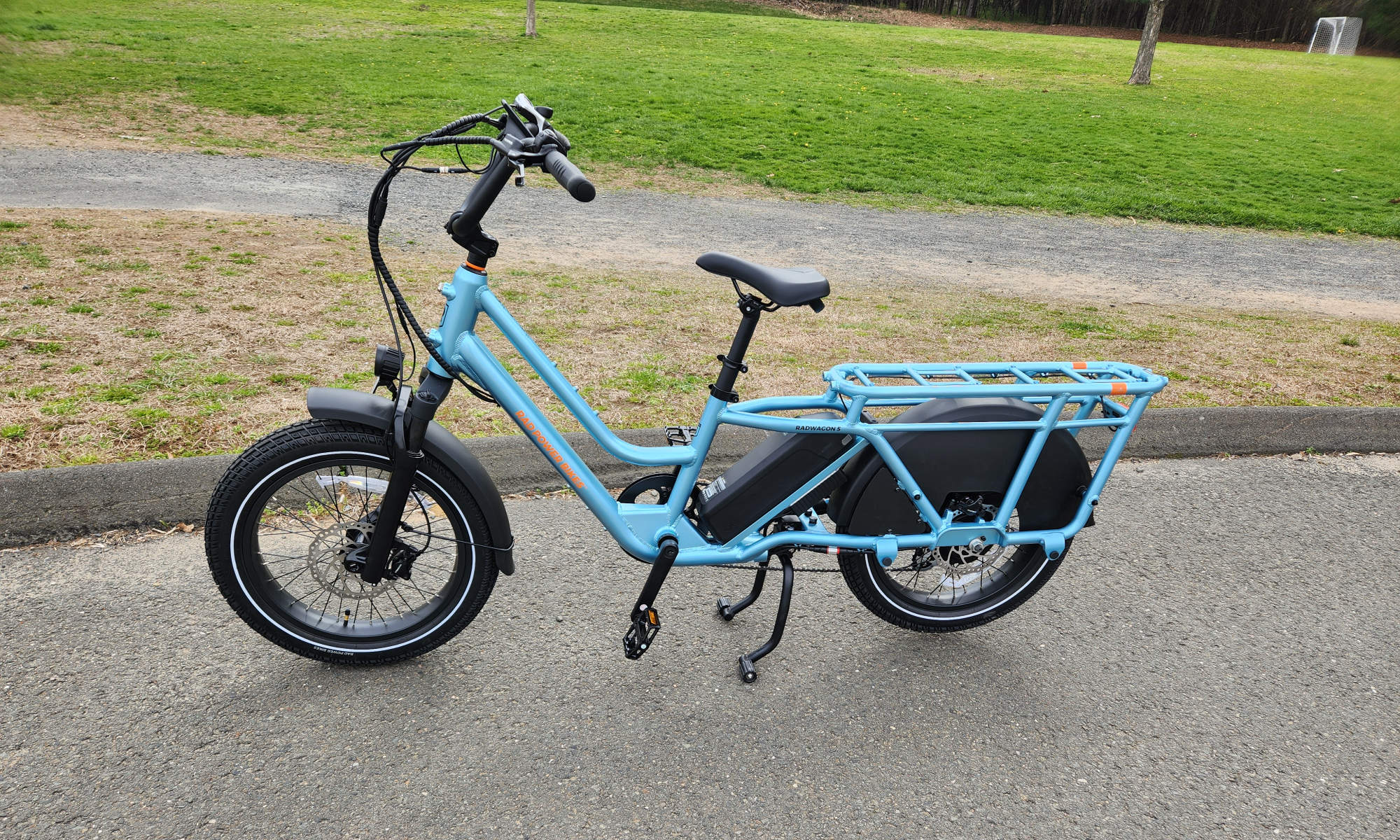 Снимок профиля слева Rad Power Bikes Radwagon 5, без установленных опций.