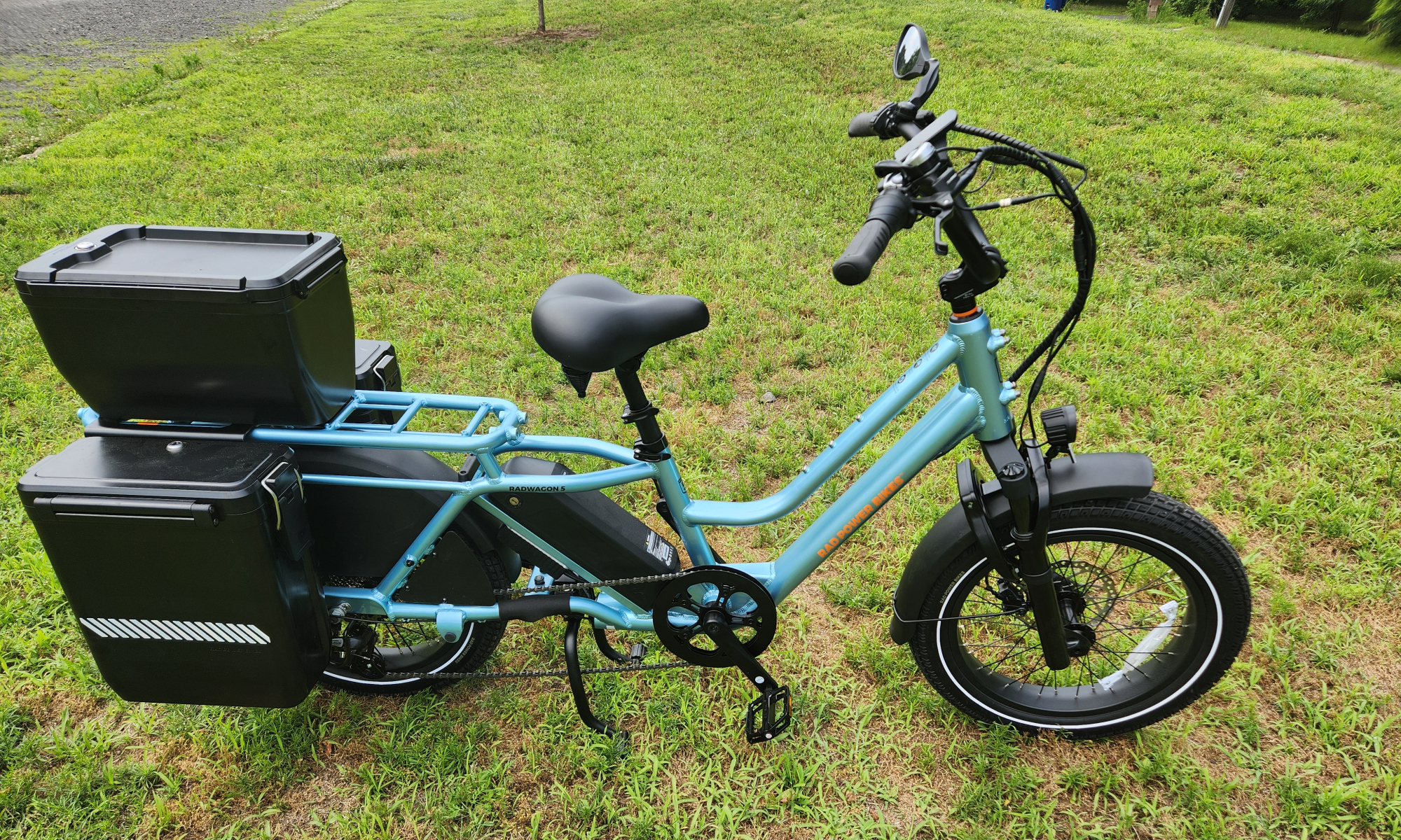 Rad Power Bikes Radwagon 5 装载有货物选项。