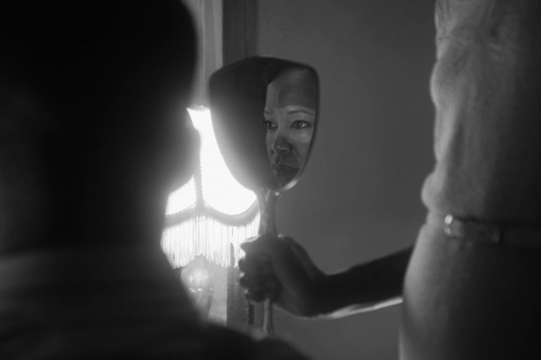 Regina King apparaît dans le reflet d'un miroir dans Watchmen.