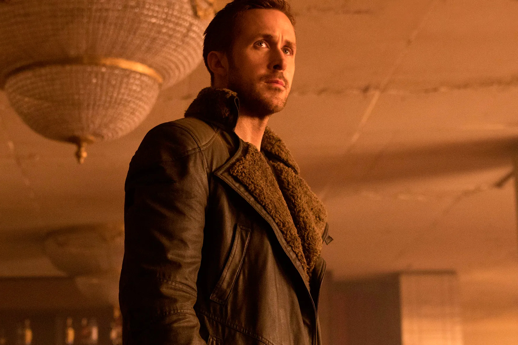 Ryan Gosling está de pie en una decrépita sala de casino en Blade Runner 2049.