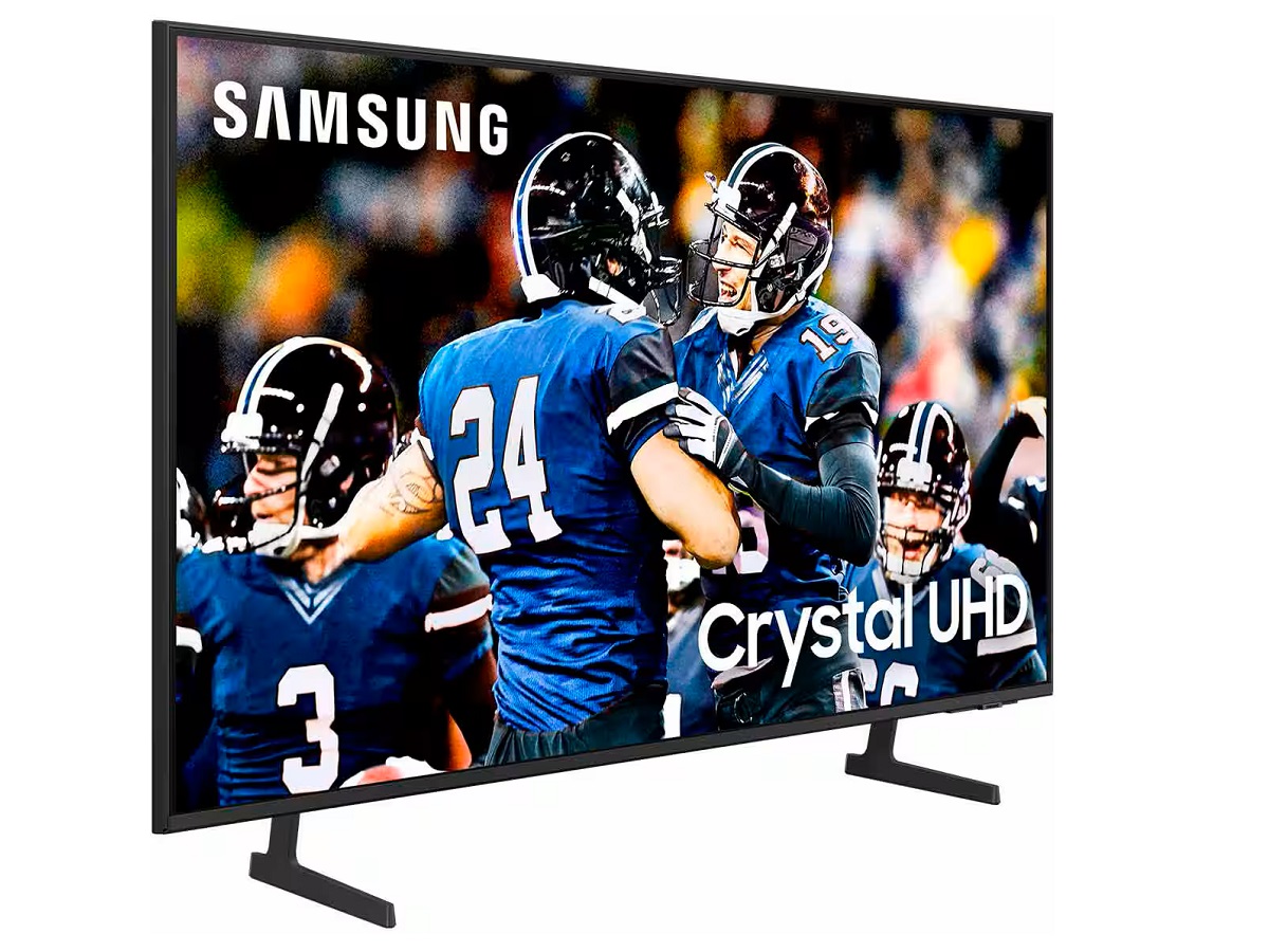 Телевизор Samsung DU7200 Series 4K с футболистами на экране.