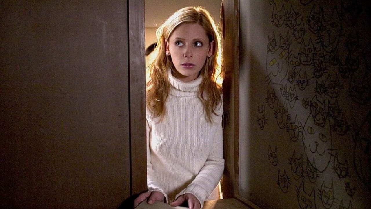 Sarah Michelle Gellar as Karen walking into a room in The Grudge.