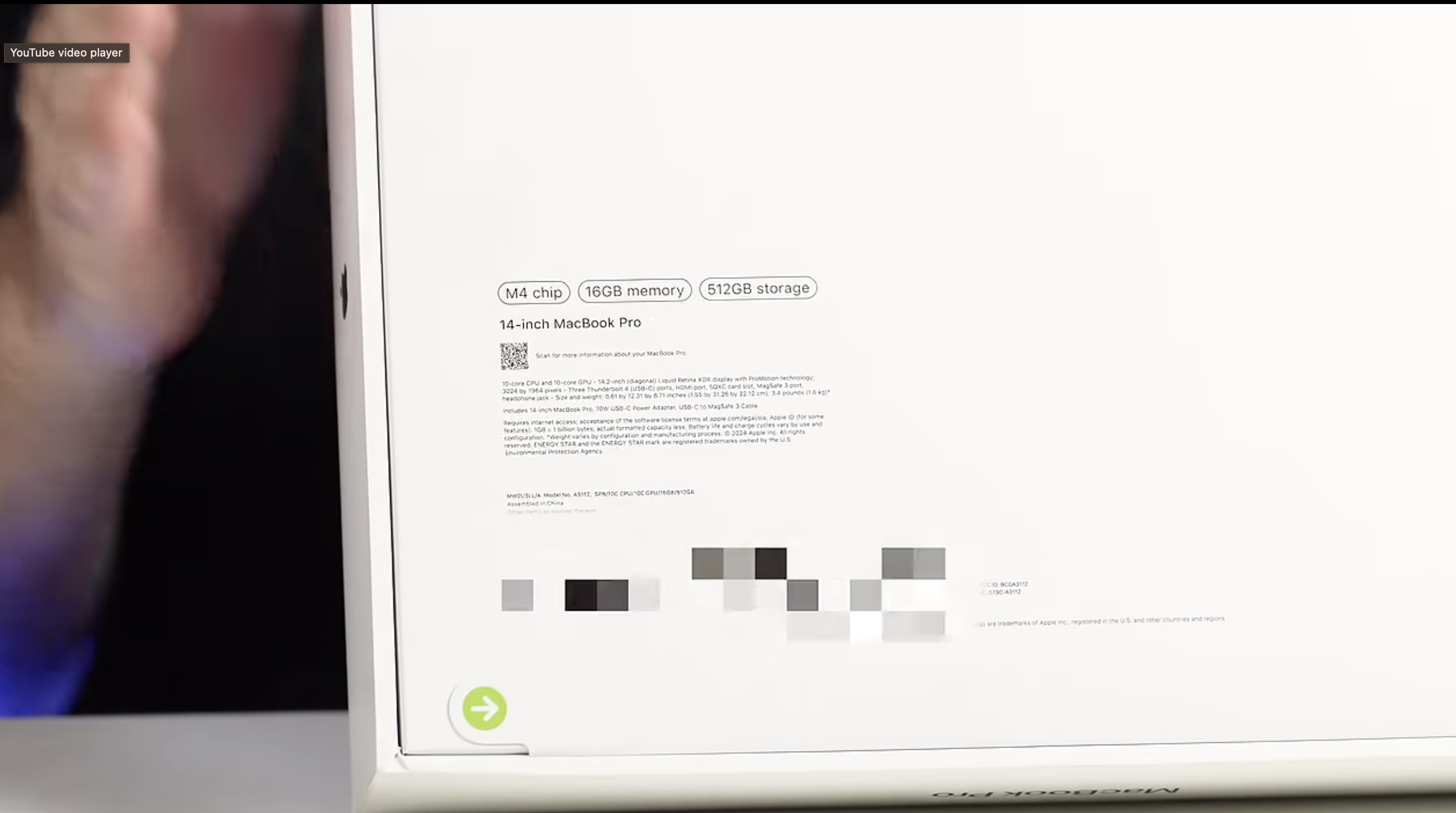 La captura de pantalla muestra la parte inferior de una supuesta caja de MacBook Pro M4.