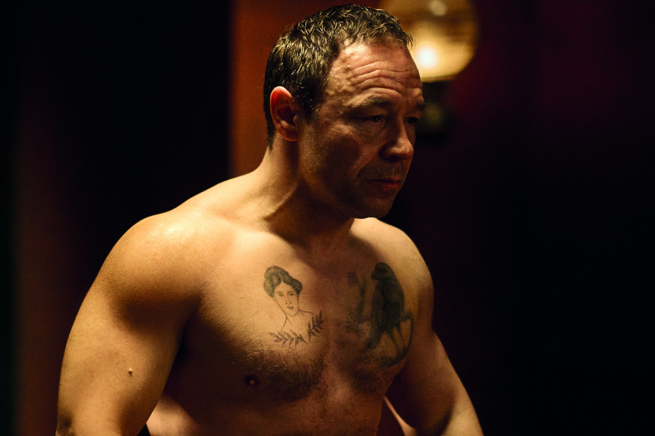 Stephen Graham camina sin camisa en Mil golpes.