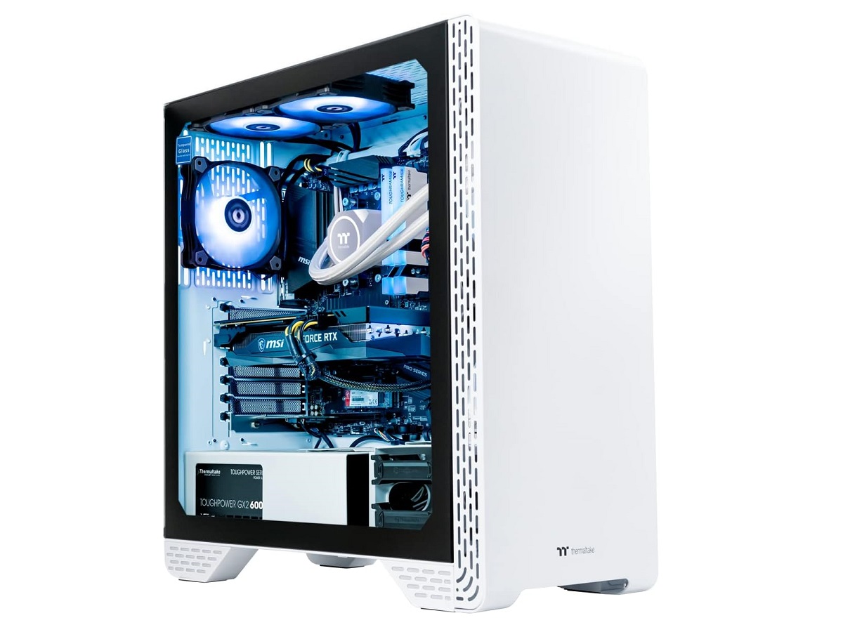 Der Thermaltake Glacier 360 Gaming-PC auf weißem Hintergrund.