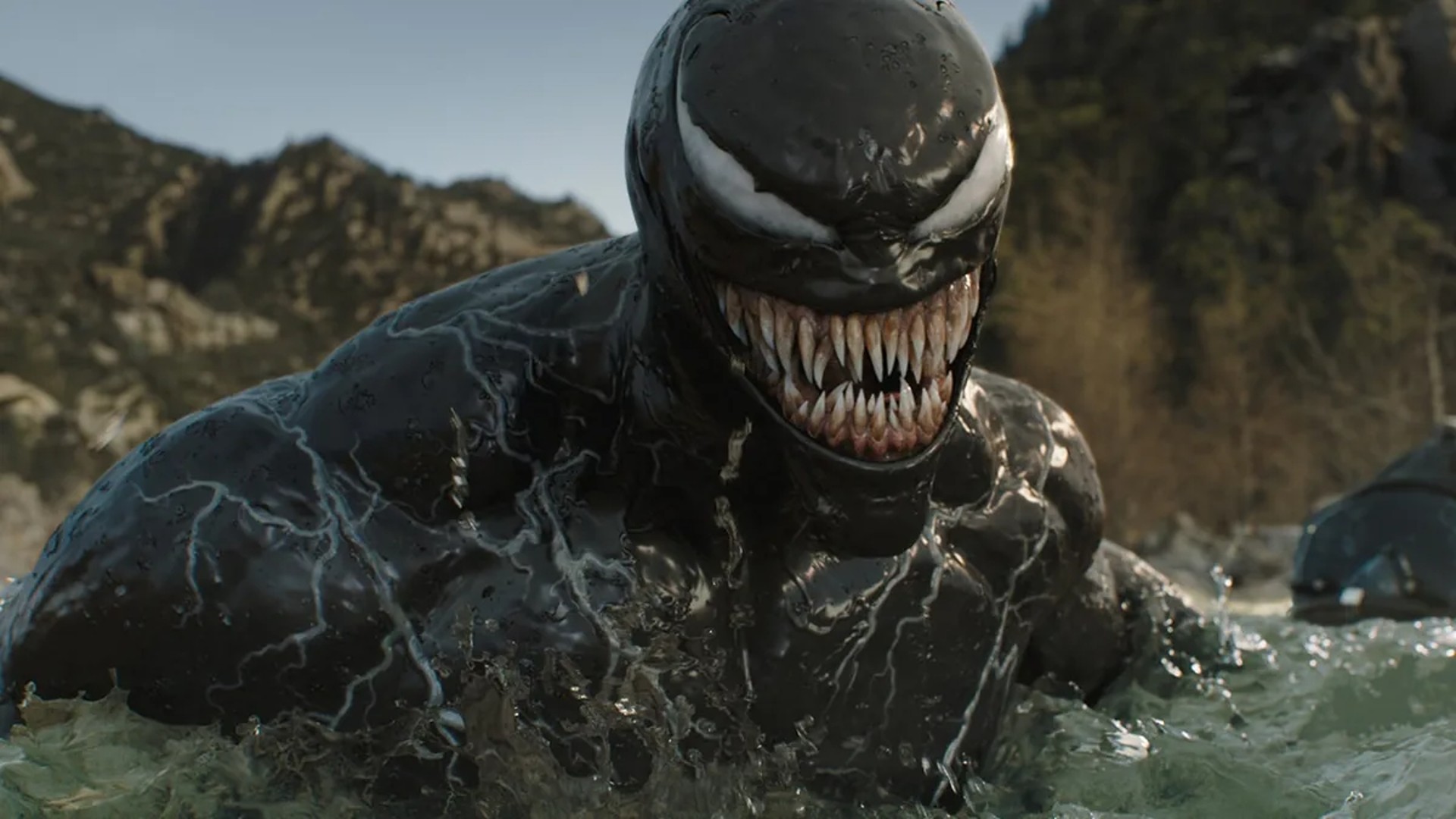 Venom sonríe con los dientes en una imagen fija de la película "Venom: The Last Dance".