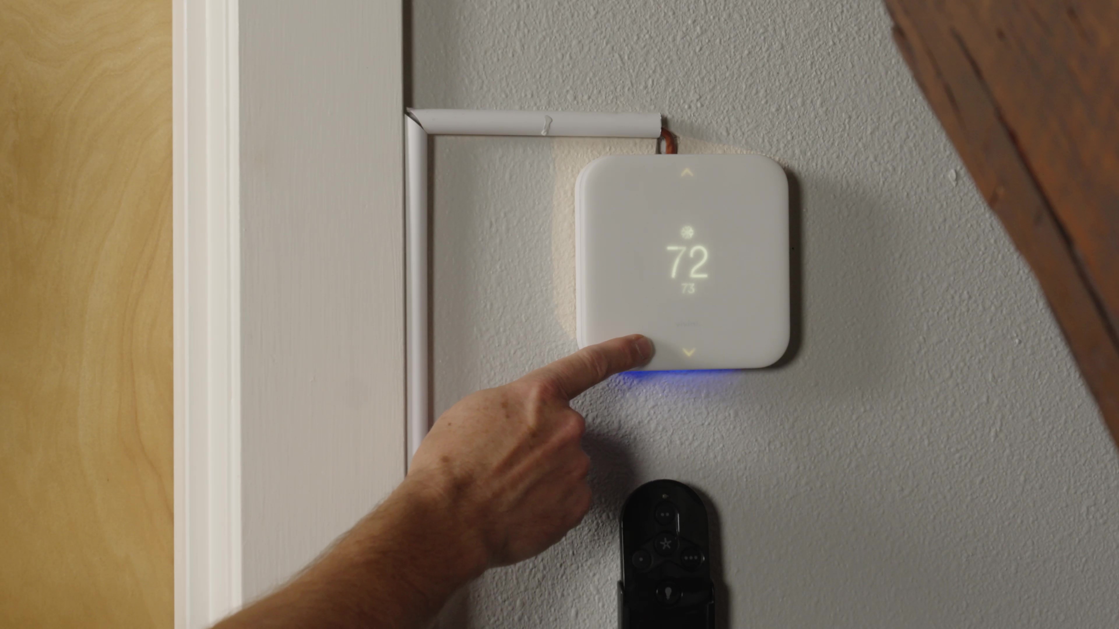 Le thermostat intelligent Vivint monté sur un mur.