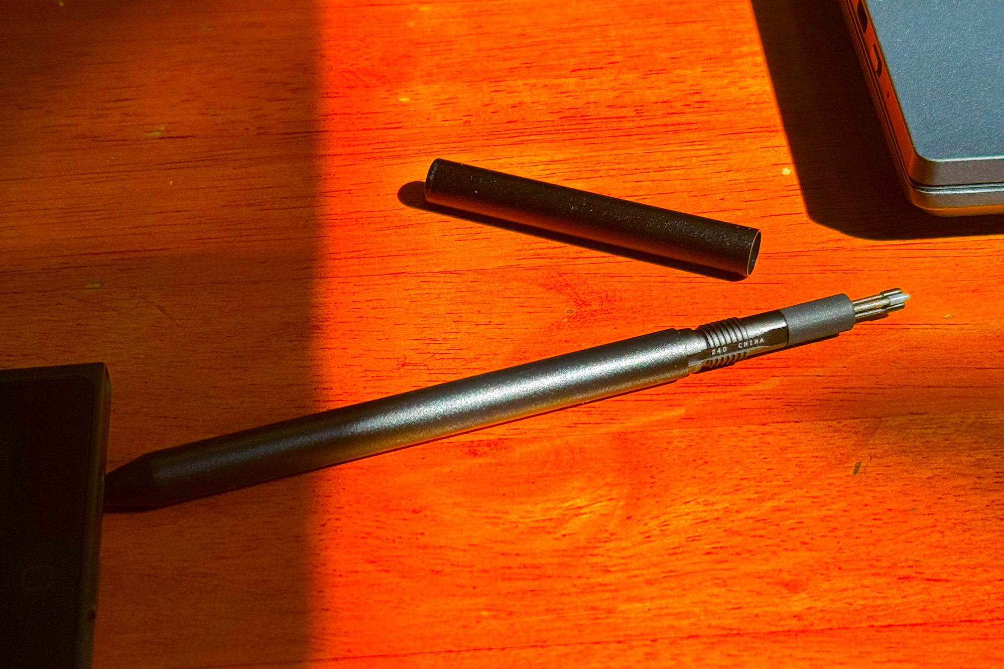 Wacom Pen Pro 3 avec pointes à l'intérieur.