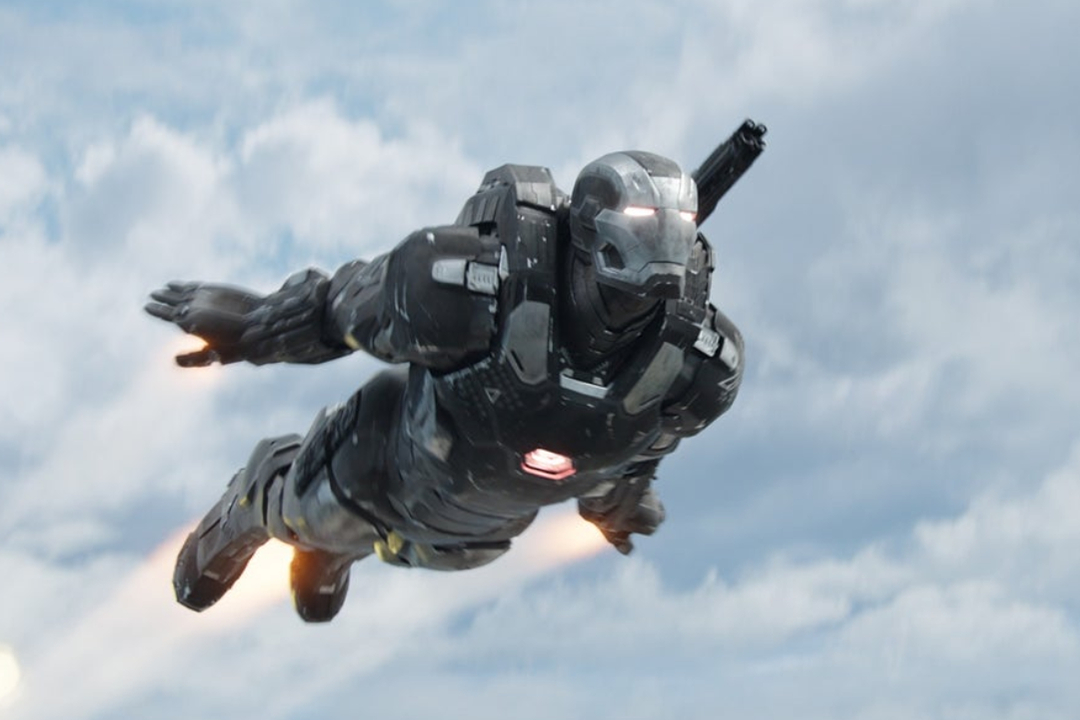 War Machine fliegt in Captain America: Civil War durch die Luft.