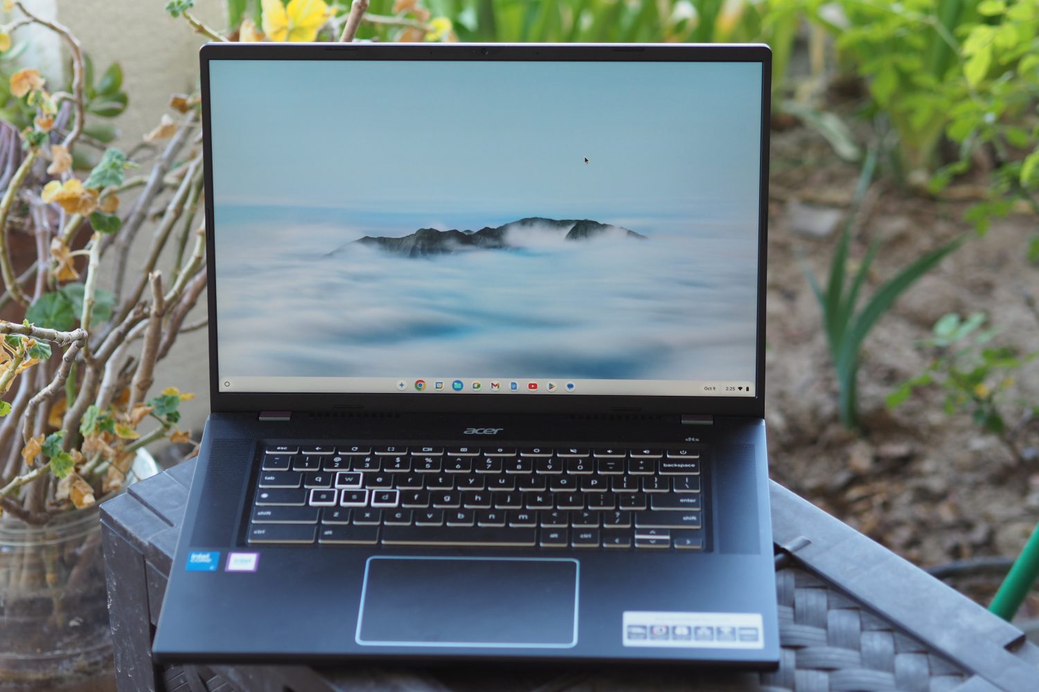 Vista frontal do Acer Chromebook Plus 516 GE mostrando a tela e o teclado.