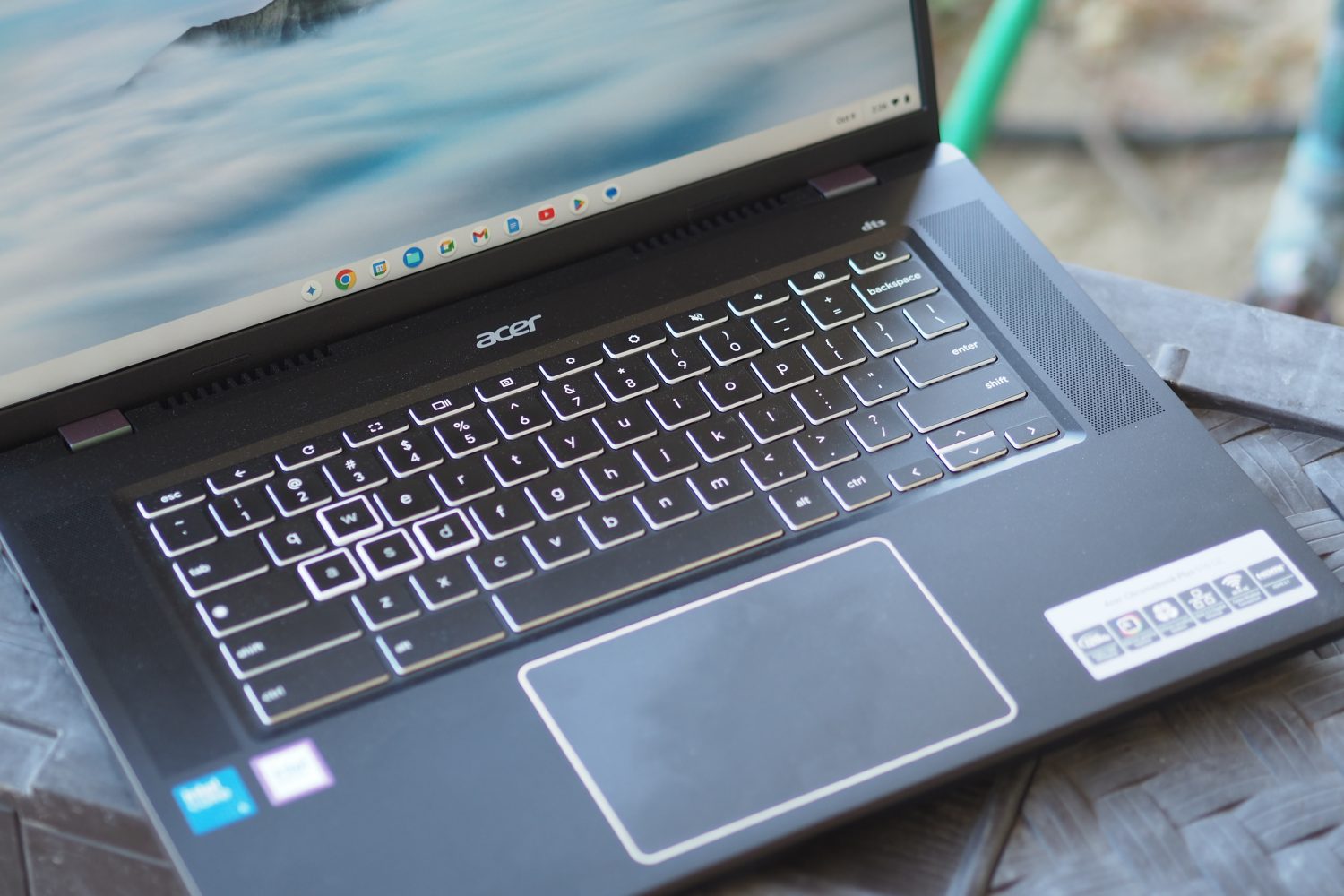 Vista de cima para baixo do Acer Chromebook Plus 516 GE mostrando teclado e touchpad.