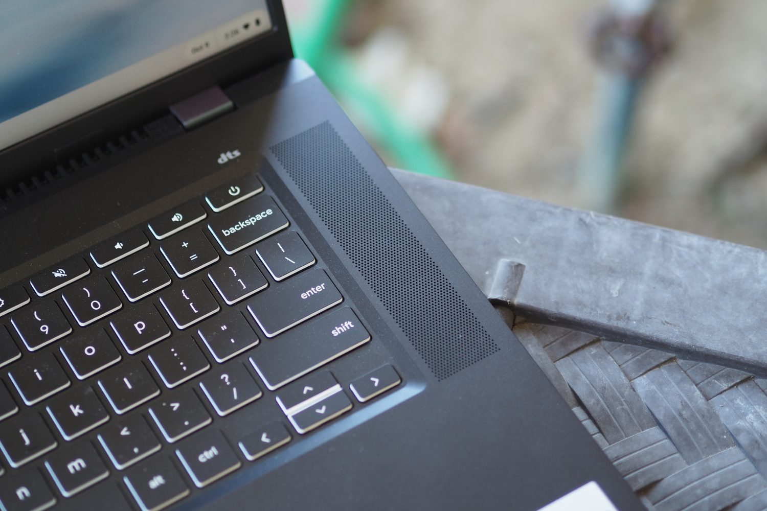 Vista de cima para baixo do Acer Chromebook Plus 516 GE mostrando o alto-falante.