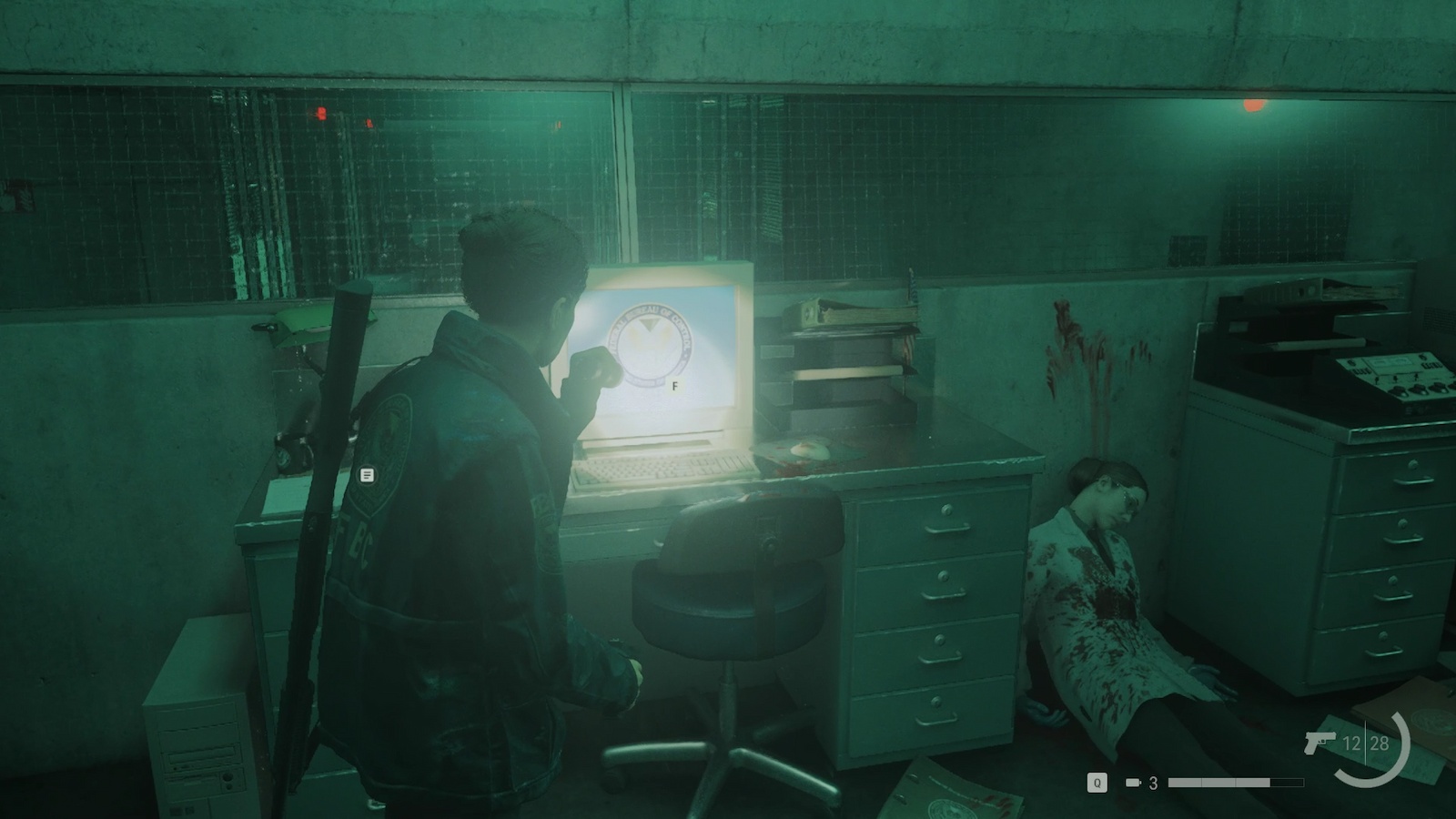 El agente Estevez mirando la computadora del Centro de control en Alan Wake 2 The Lake House.