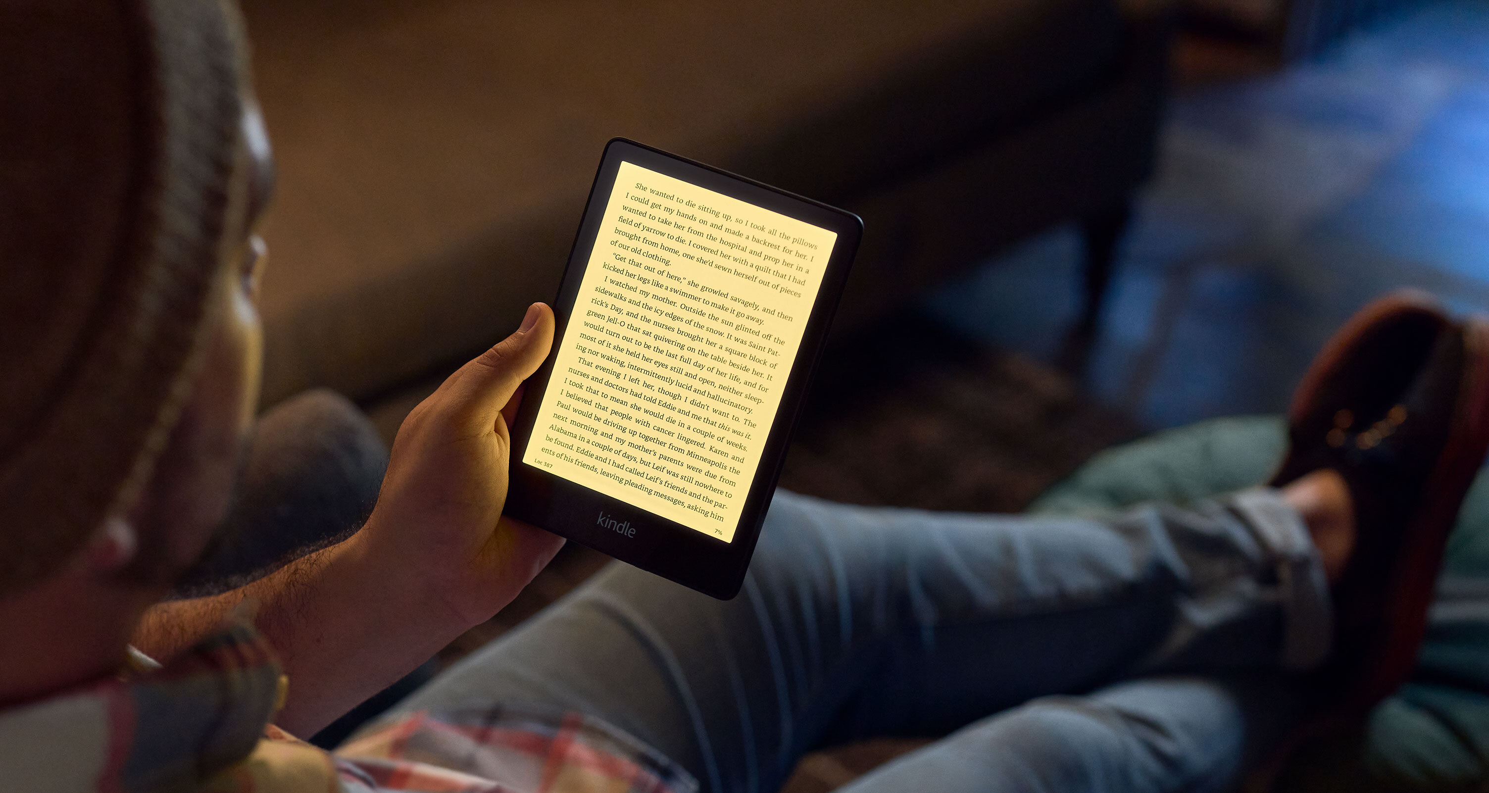 Amazon Kindle Paperwhite 2024 Дисплей 12-го поколения при теплой температуре в темной комнате