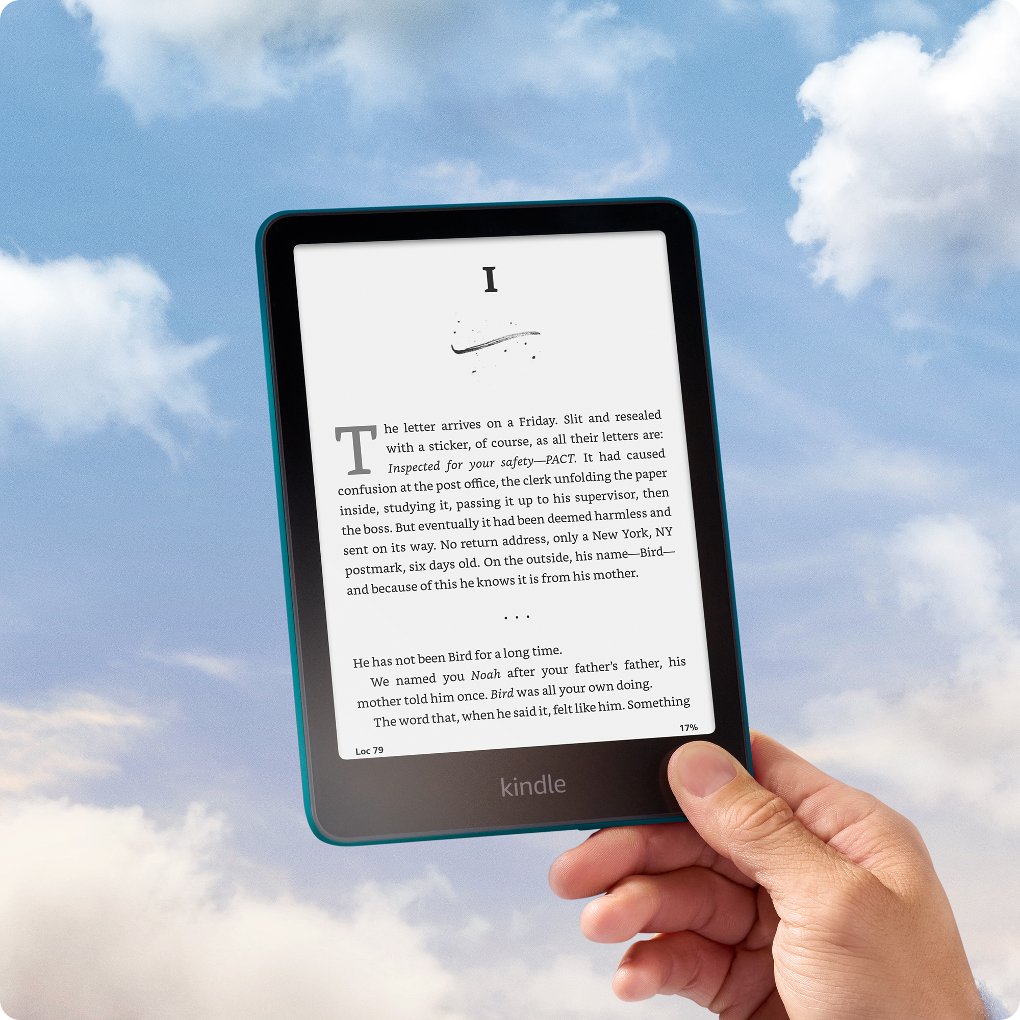 亚马逊 Kindle Paperwhite 2024 第 12 代，应用程序上有一本电子书，背景是天空