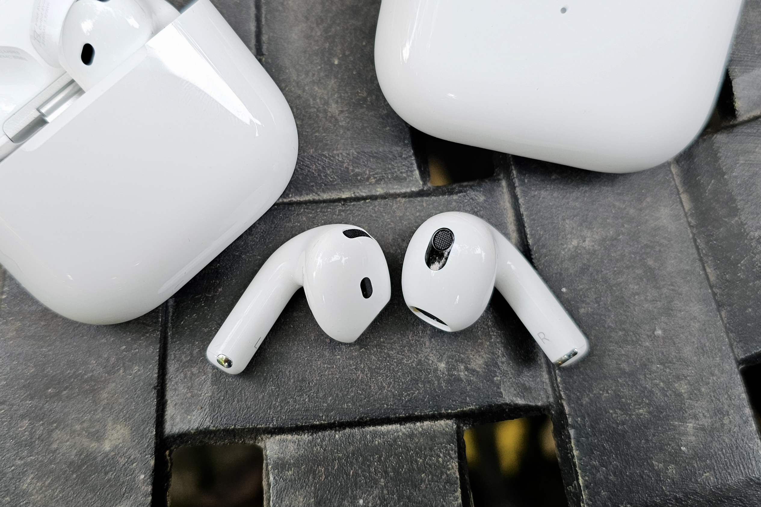 Apple AirPods 4 y AirPods 3 uno al lado del otro.