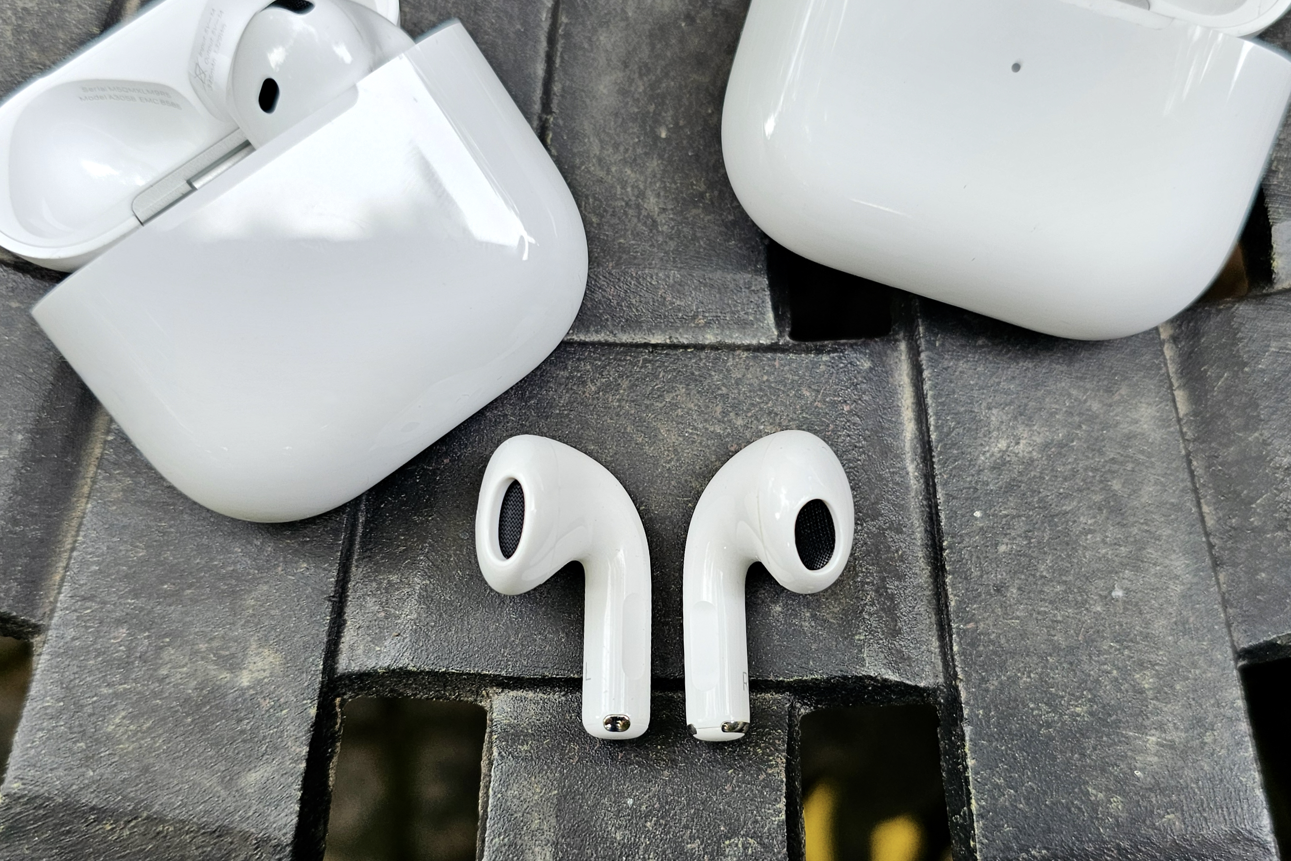 Apple AirPods 4 y AirPods 3 uno al lado del otro.