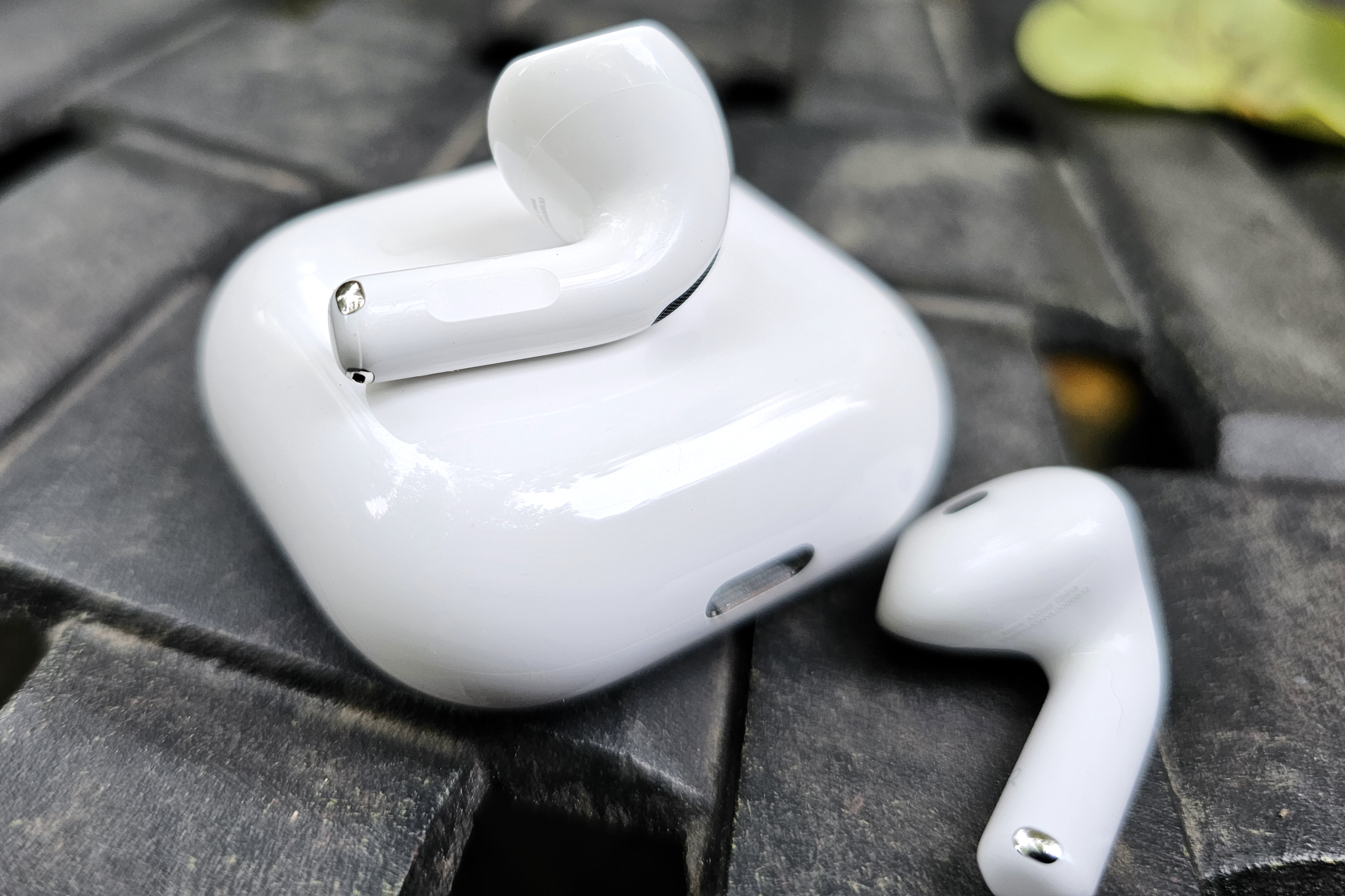 Apple AirPods 4.