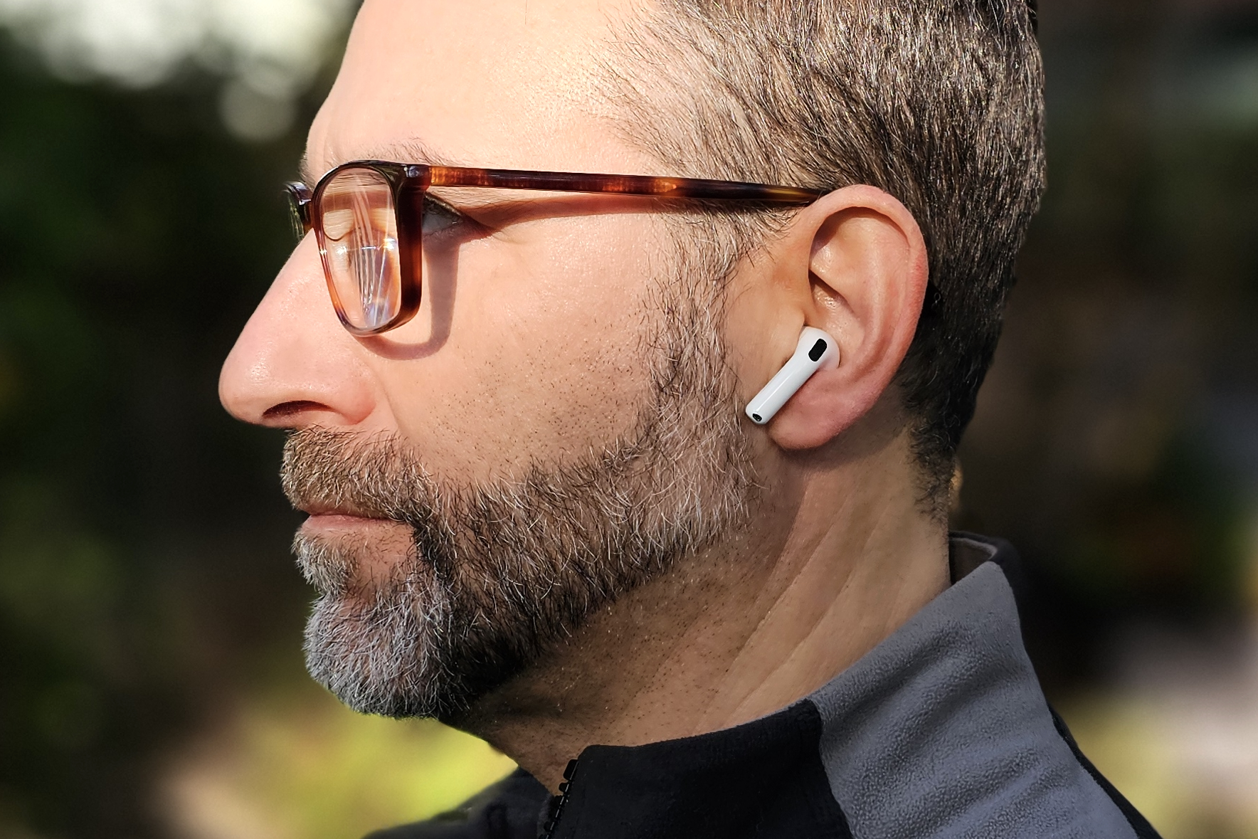 Simon Cohen con Apple AirPods 4.