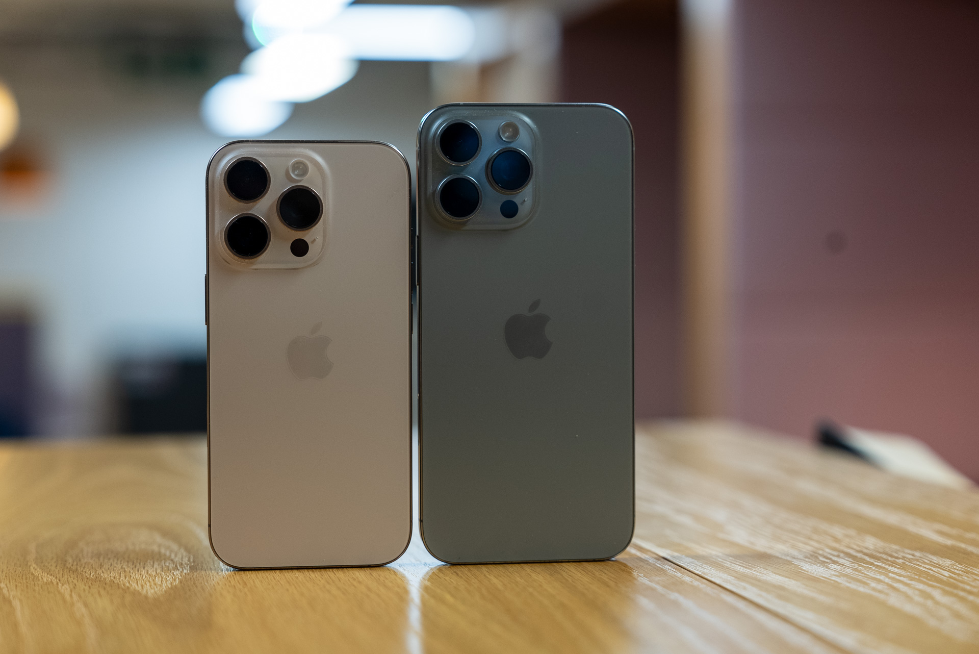 iPhone 16 Pro junto al iPhone 16 Pro Max