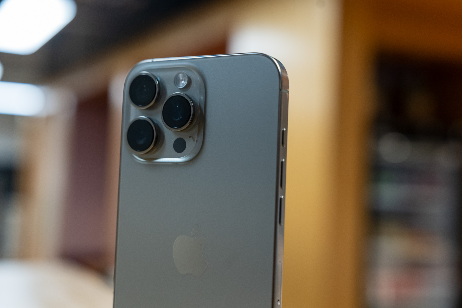 Gros plan sur la caméra de l'iPhone 16 Pro Max