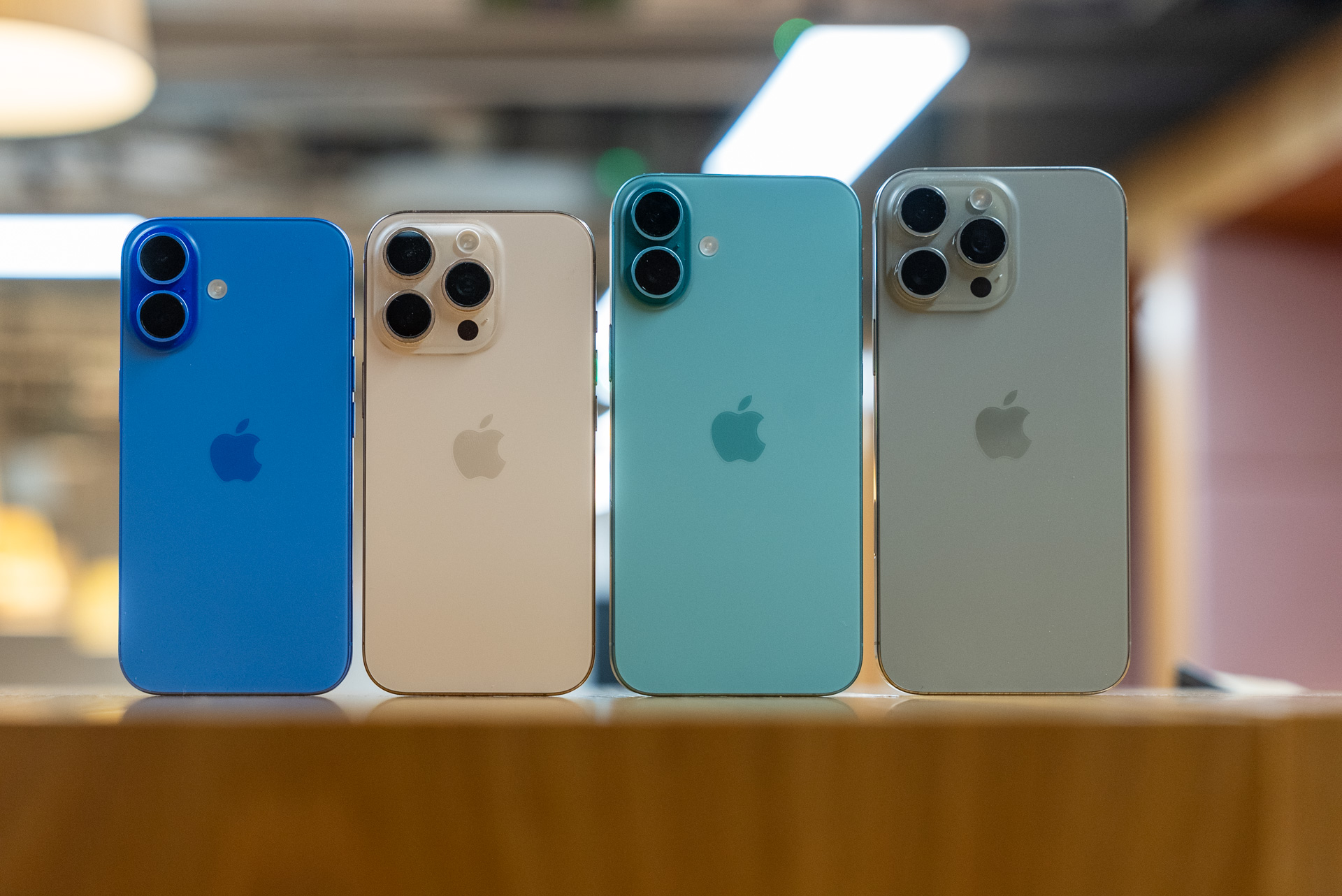 iPhone 16 Pro Max junto al 16 Plus, 16 Pro y el iPhone 16 normal